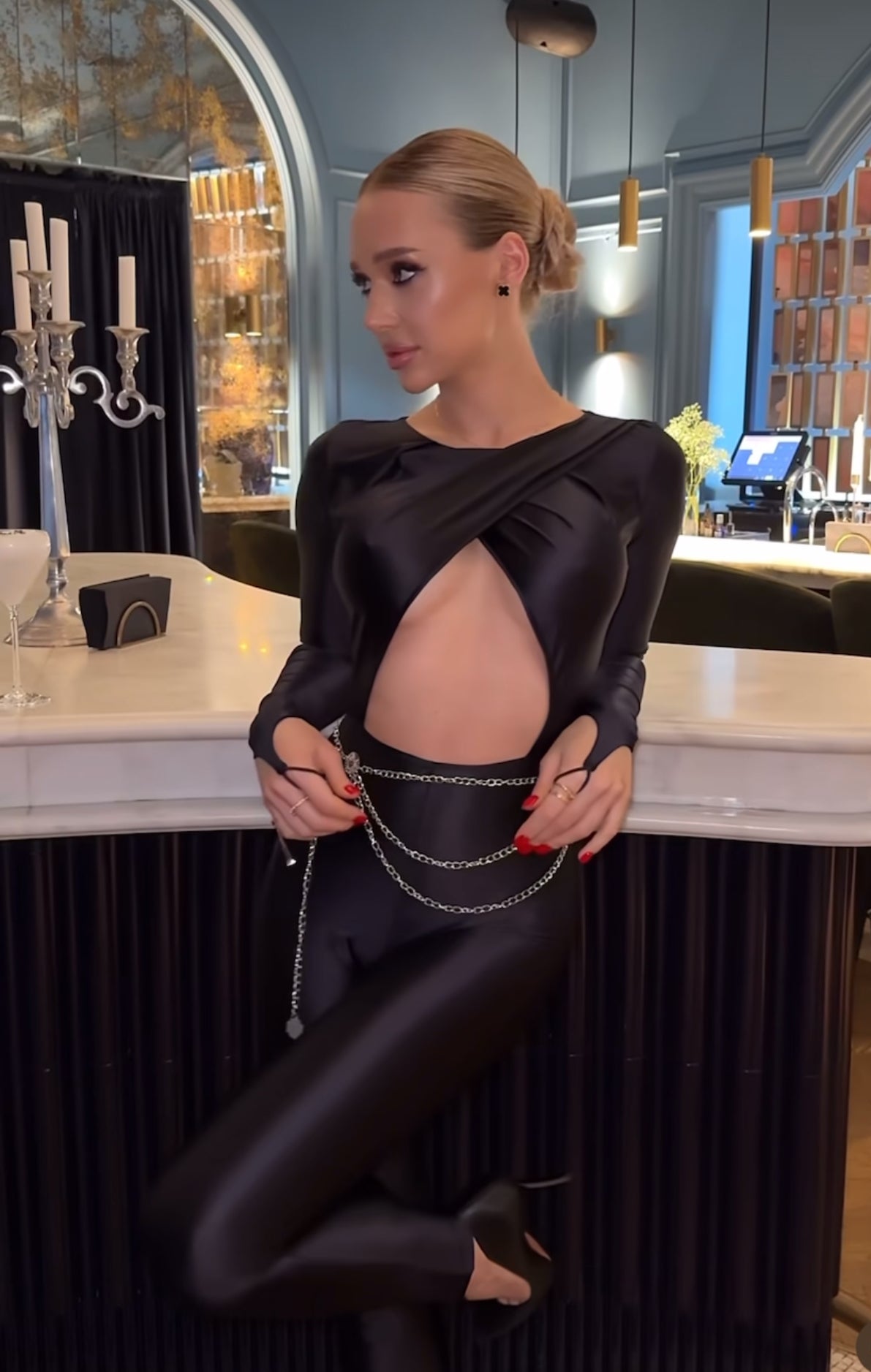 Jumpsuite DONATELLA Una tuta che non lascia la possibilità di passare inosservata.
Lucentezza elegante, vestibilità perfetta, scollatura audace e spacchi, sensualità e stile... già e best seller
