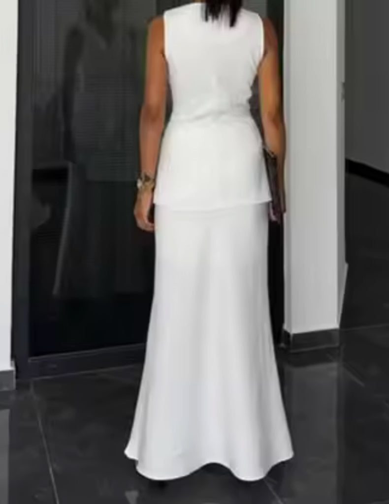 Tailleur ANTONELLA elegante in stile sartoriale è composto da un gilet senza maniche con scollo a V e chiusura a bottoni frontali. La gonna lunga e dritta si abbina perfettamente al gilet, creando un look sofisticato e minimalista