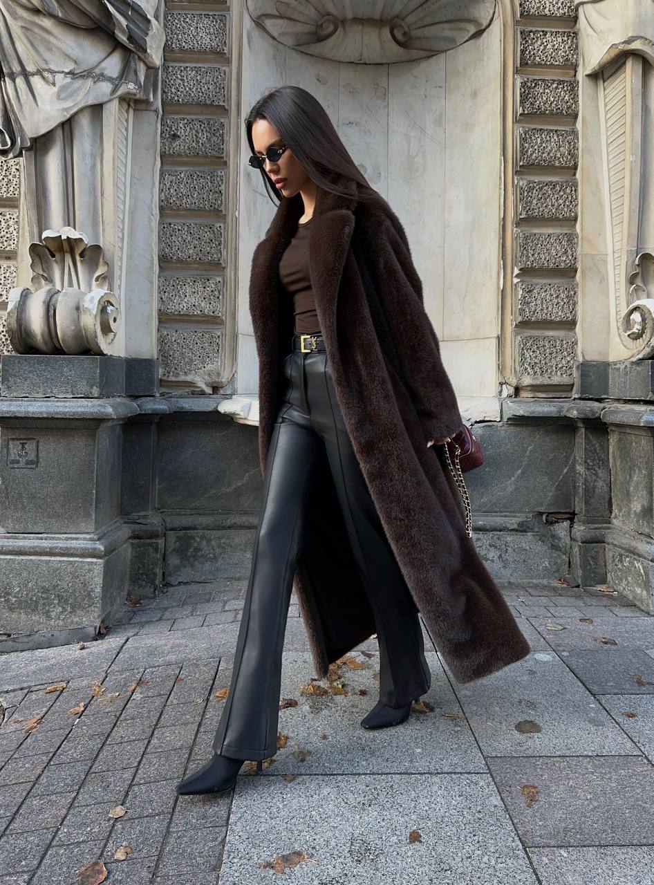 Pelliccia LARA in eco-pelliccia lungo di colore marrone scuro morbida e vellutata una cintura in vita per valorizzare la silhouette