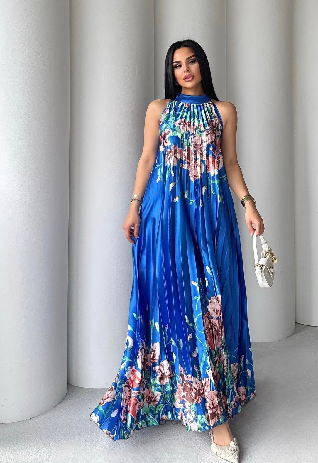 Abito AMANDA lungo plisse con fantasia floreale Taglia unica vestibilità: dalla XS alla XXXL grazie al taglio morbido e ampio.