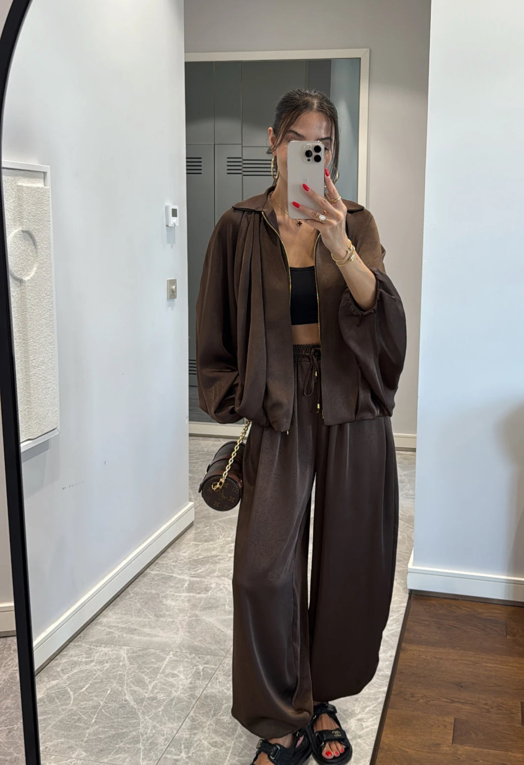 Coordinato PRISCILLA Completo elegante e versatile in tessuto satinato composto da giacca leggera oversize con zip e pantaloni ampi a vita alta con coulisse. Perfetto per look chic e confortevoli, dal giorno alla sera.