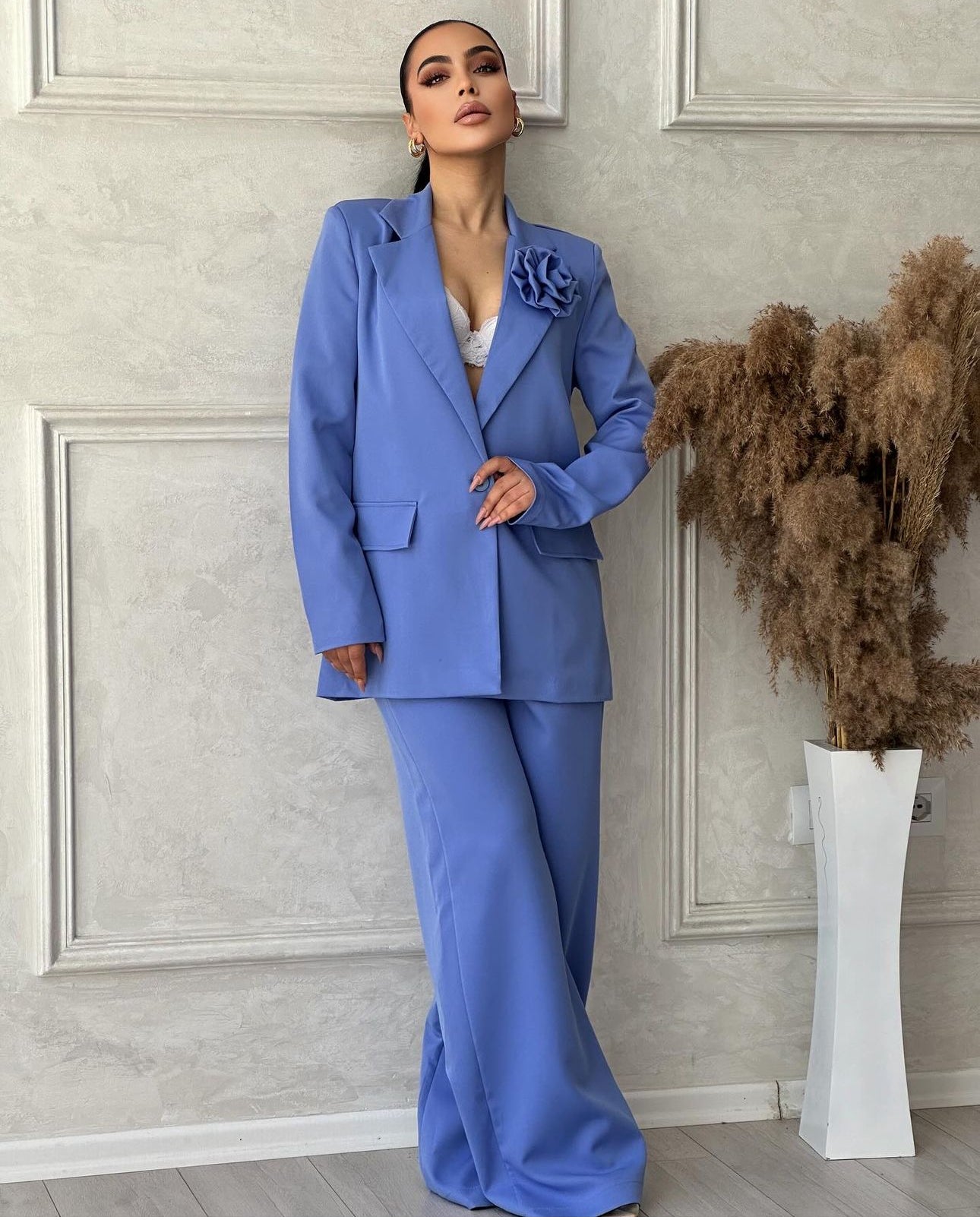Tailleur Debora giacca foderata con spilla fiore ๐บ pantalone largo vestibilita morbida comoda Made in Italy ๐ฎ๐น