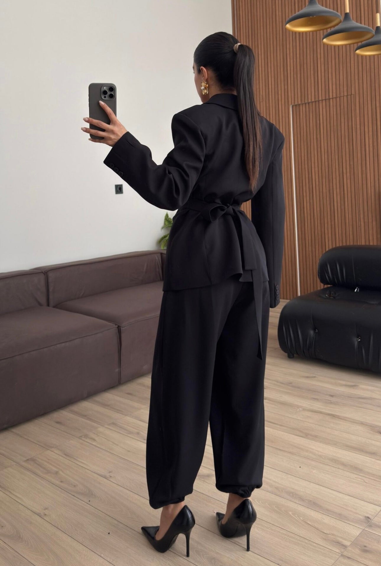 Tailleur Samantha”in promo” composto da giacca sartoriale con spalle strutturate e chiusura incrociata. La cintura integrata con bottoni decorativi stringe il punto vita valorizzando la silhouette e creando un elegante effetto corsetto l pantalone fluido