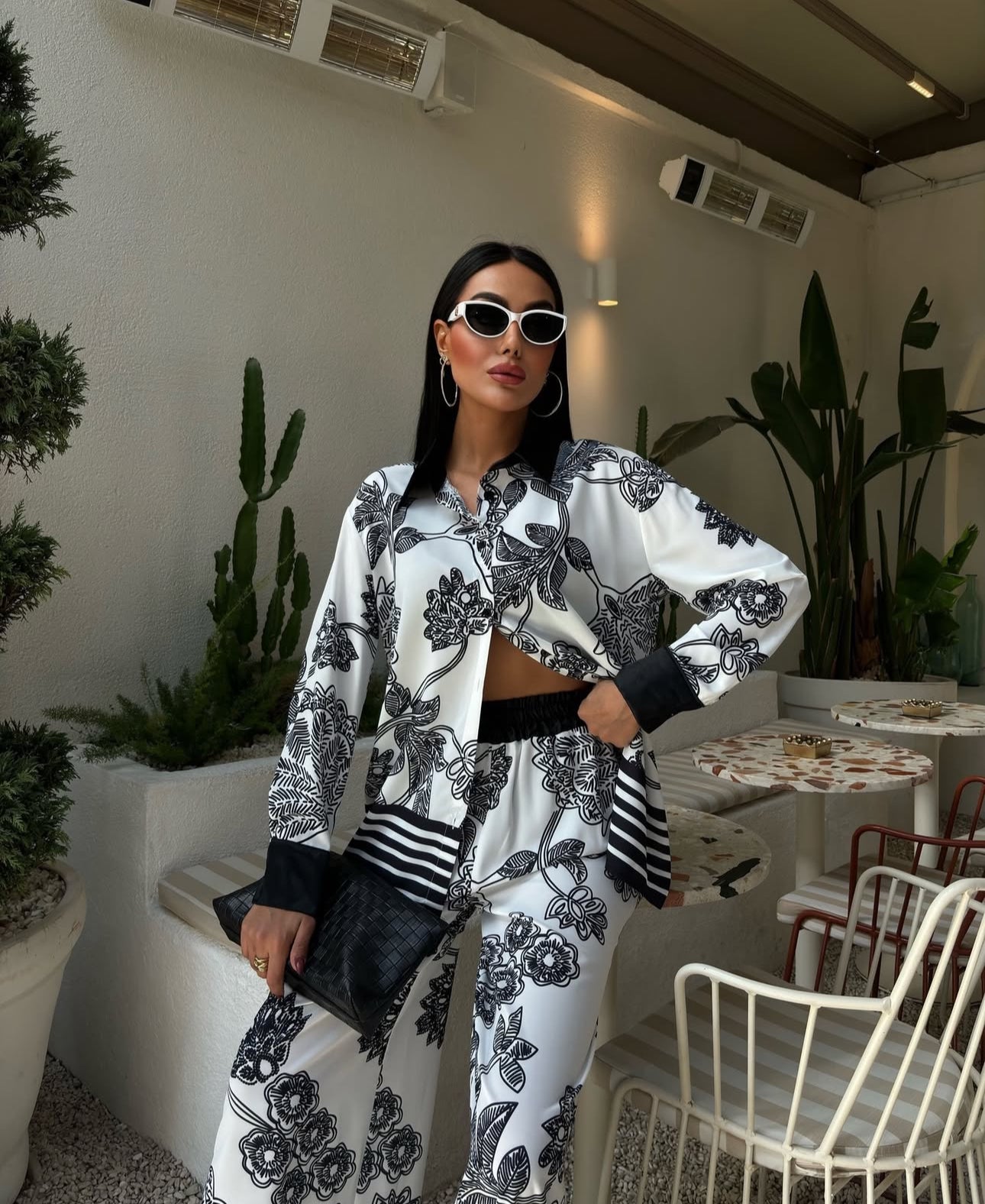 Setcord ZARA è composto da una camicia oversize e un paio di pantaloni larghi con stampa geometrica.