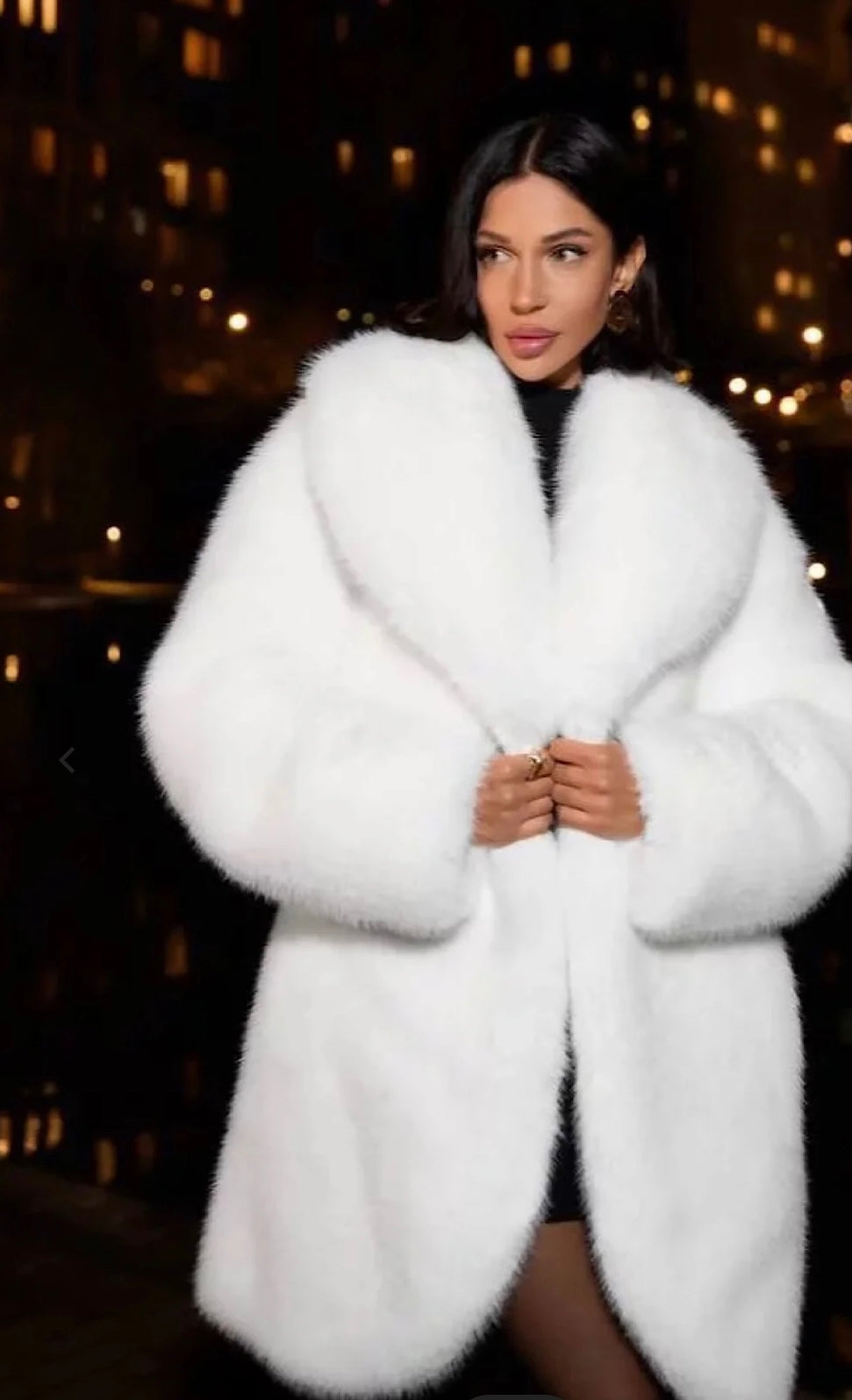 La pelliccia DIVA in visone ecologico ha un taglio ampio, con un colletto voluminoso che avvolge le spalle, donando un'aria sofisticata e ricercata trasmettendo uno stile
glamour e chic.