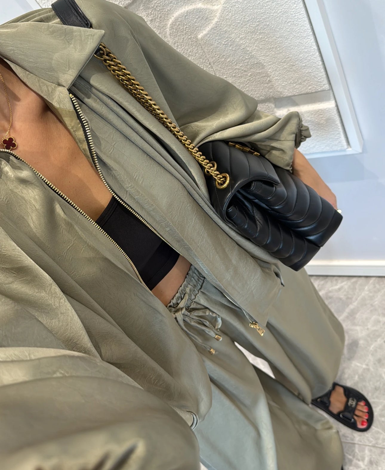 Coordinato PRISCILLA Completo elegante e versatile in tessuto satinato composto da giacca leggera oversize con zip e pantaloni ampi a vita alta con coulisse. Perfetto per look chic e confortevoli, dal giorno alla sera.