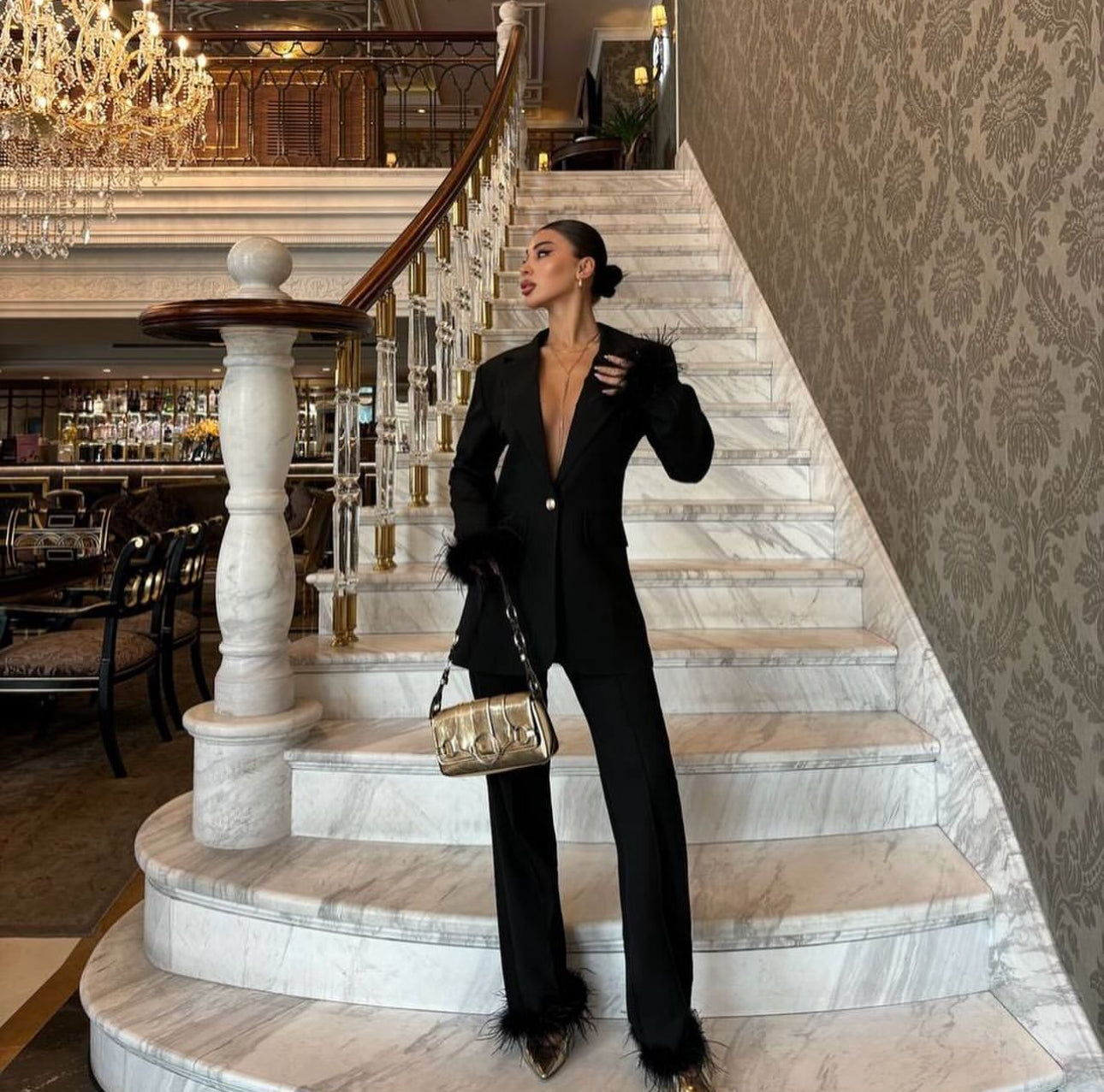 Tailleur Fulvia giacca pantaloni con dettagli in piume tessuto leggermente elasticizzato ottima vestibilita Made in Italy 🇮🇹