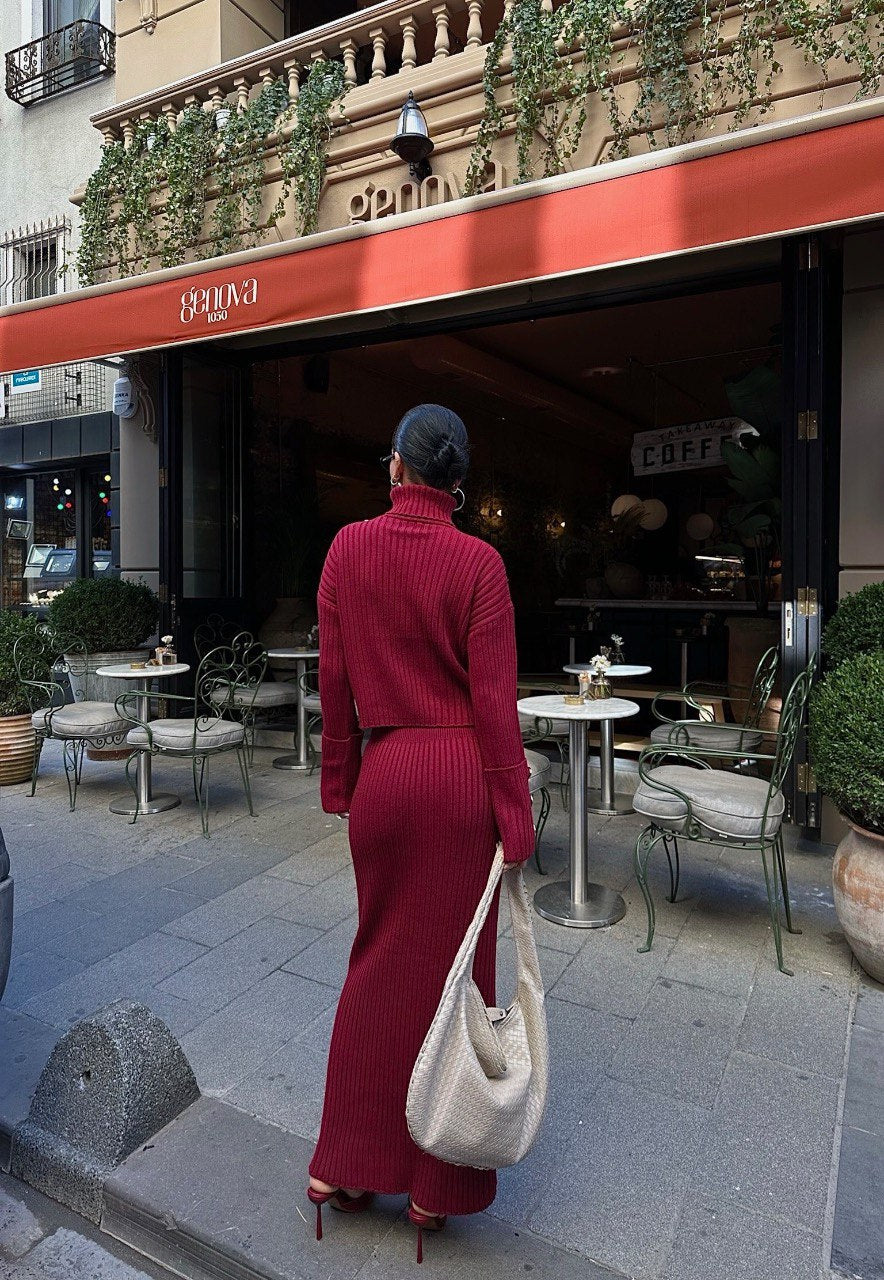 Coordinato FEDERICA è composto da un maglione e una gonna in maglia a coste con dettagli di bottoni metallici