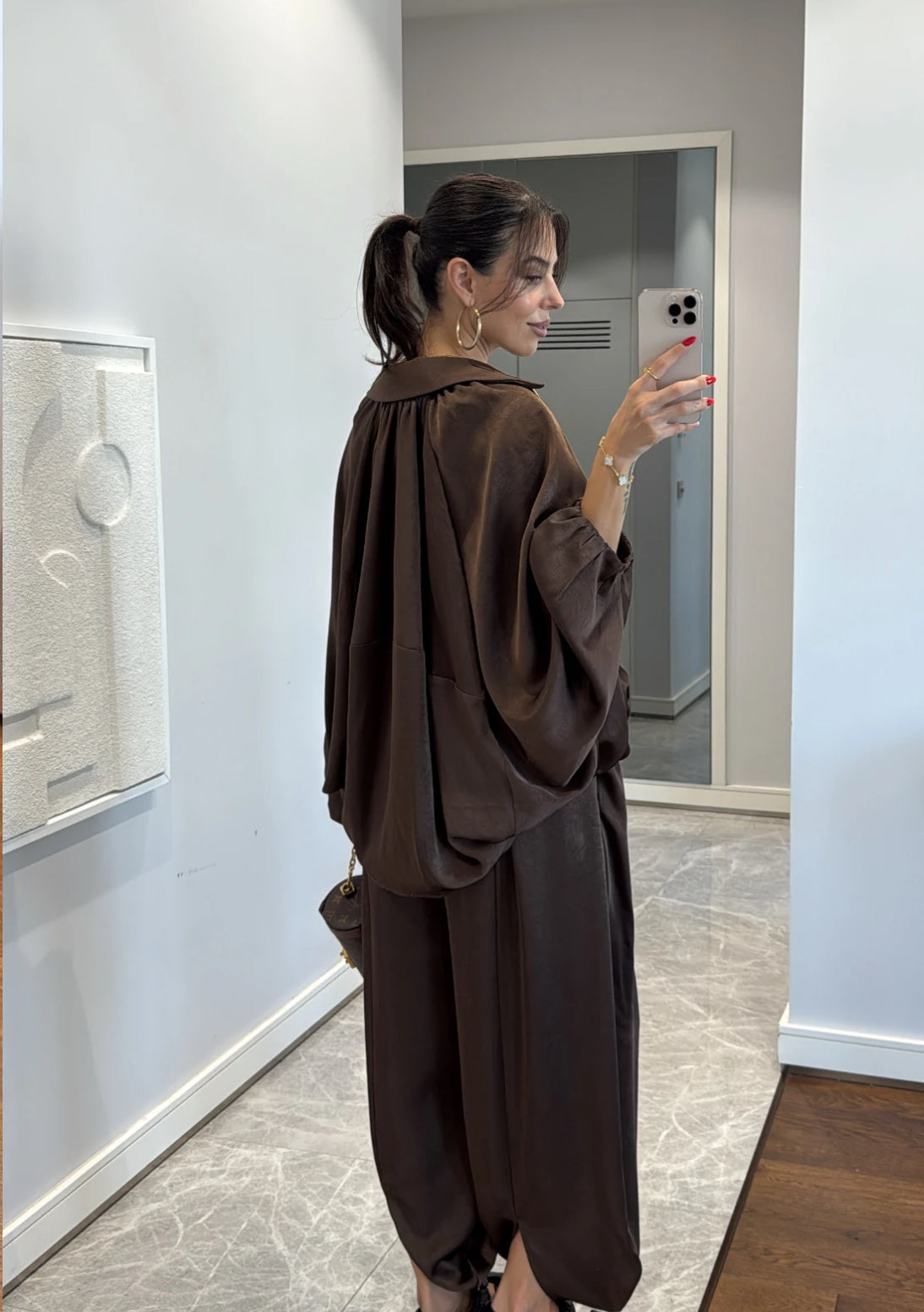Coordinato PRISCILLA Completo elegante e versatile in tessuto satinato composto da giacca leggera oversize con zip e pantaloni ampi a vita alta con coulisse. Perfetto per look chic e confortevoli, dal giorno alla sera.