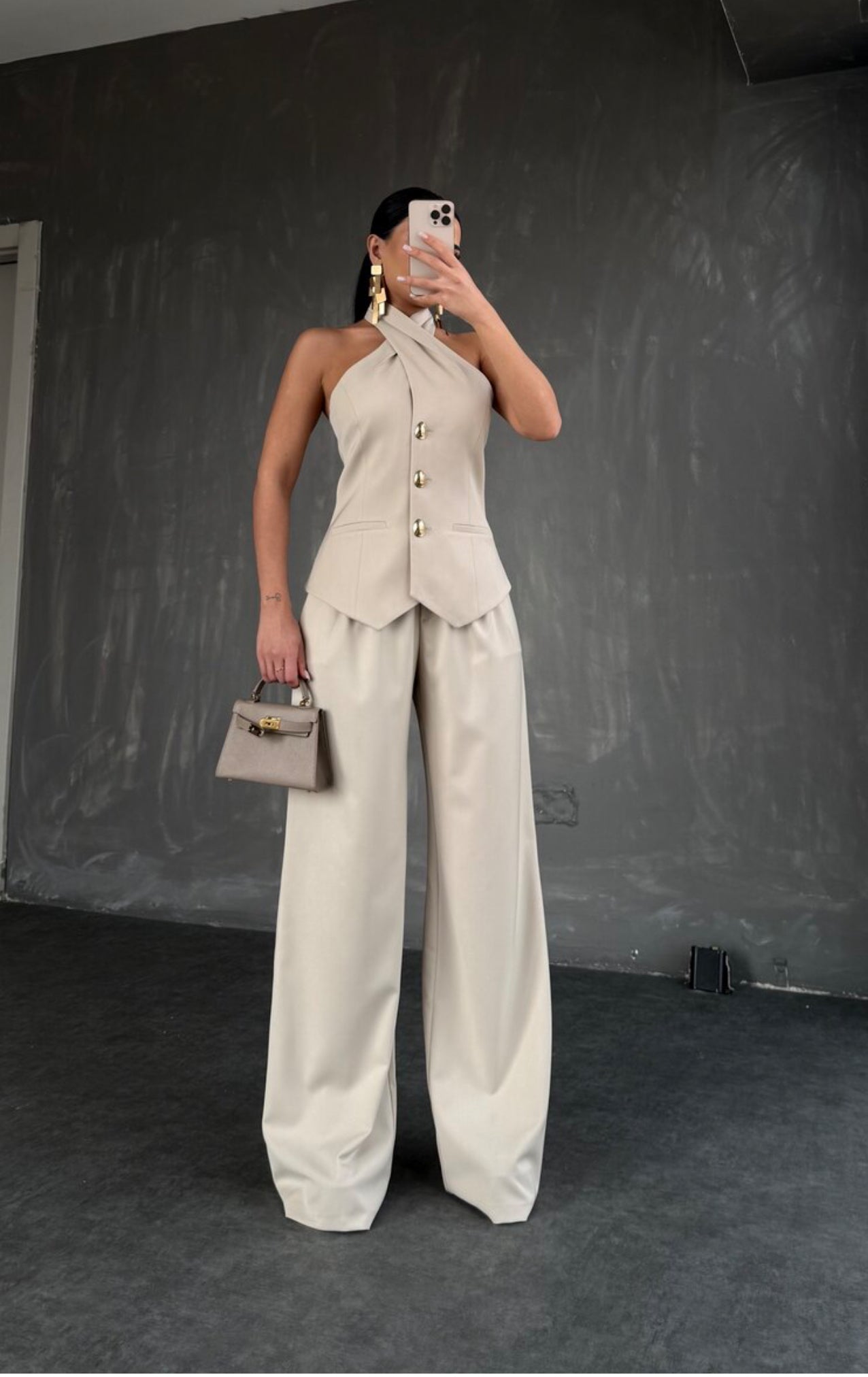 Setcord CRISTINA composto da un top senza maniche con collo all'americana e pantaloni a gamba larga. Il top presenta una chiusura frontale con tre bottoni dorati