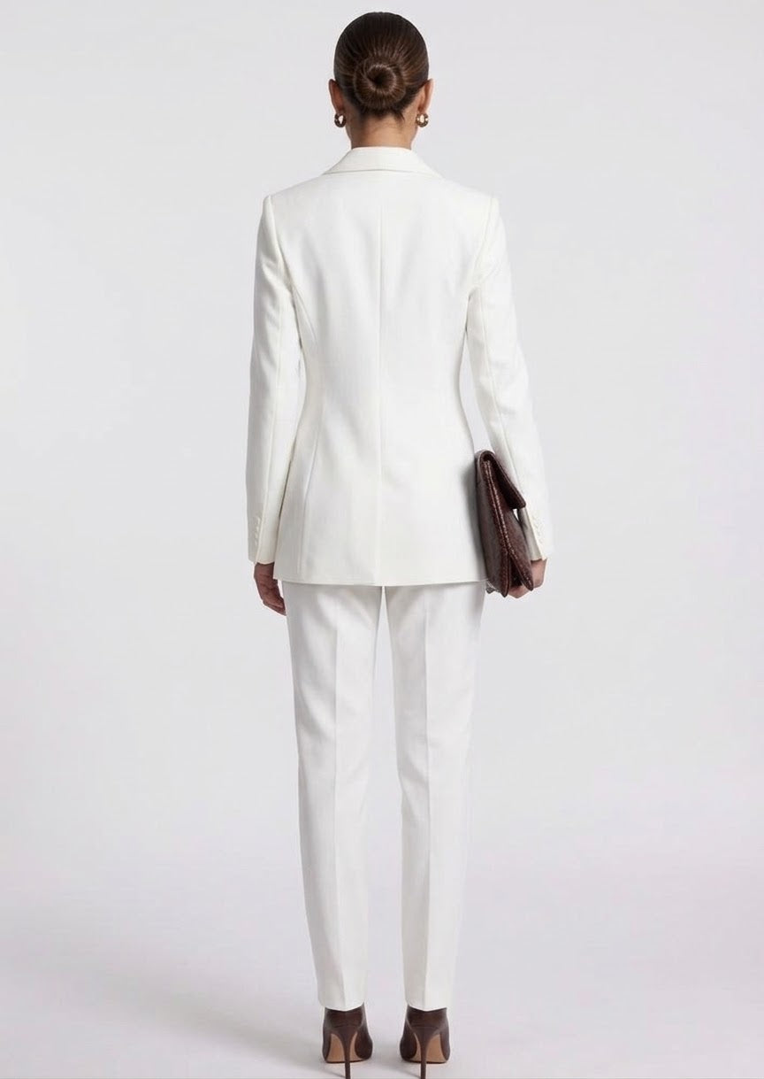 Tailleur ELEONORA SLIM in promozione Completo elegante composto da giacca avvitata slim pantaloni a sigaretta e top coordinato. Un look moderno e sofisticato, perfetto per eventi, serate chic o outfit di tendenza.