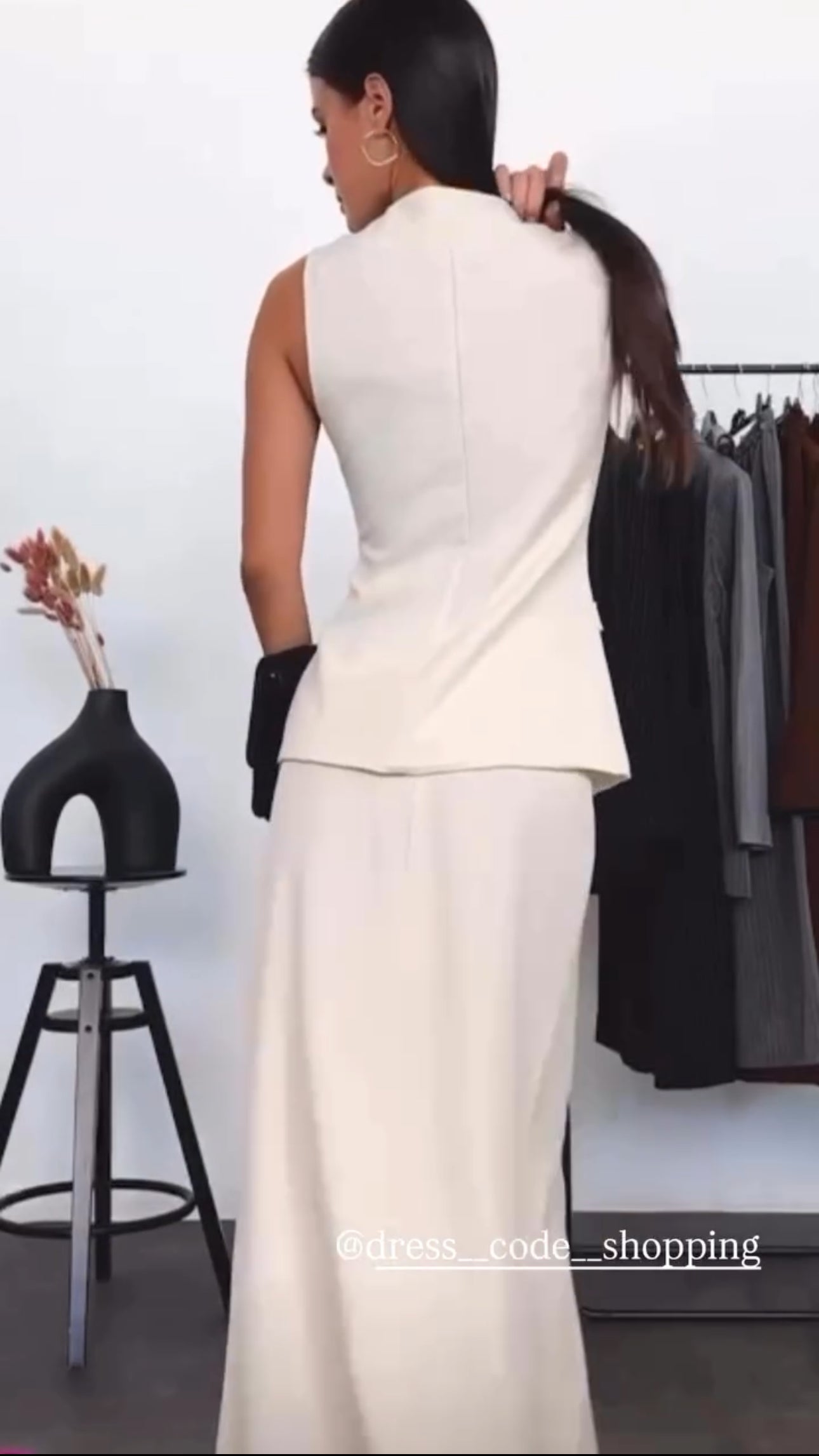 Tailleur ANTONELLA elegante in stile sartoriale è composto da un gilet senza maniche con scollo a V e chiusura a bottoni frontali. La gonna lunga e dritta si abbina perfettamente al gilet, creando un look sofisticato e minimalista