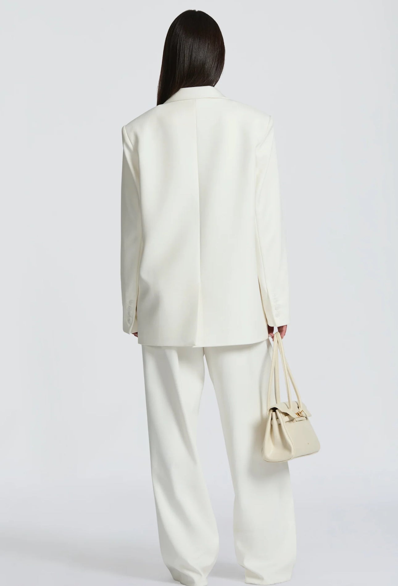 Tailleur ELEONORA Completo elegante composto da giacca oversize, pantaloni a palazzo e top coordinato. Un look moderno e sofisticato, perfetto per eventi, serate chic o outfit di tendenza.