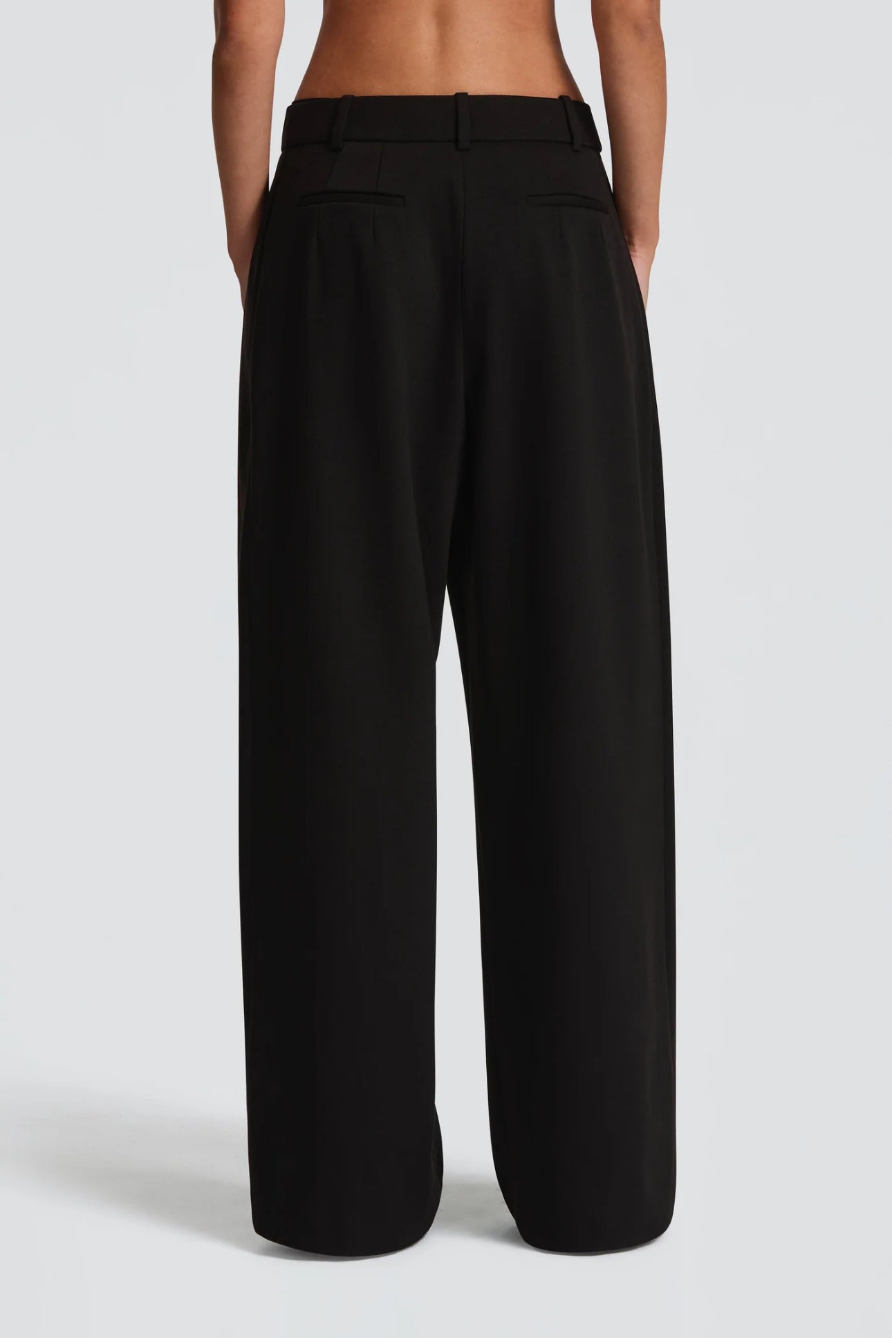 Tailleur ELEONORA Completo elegante composto da giacca oversize, pantaloni a palazzo e top coordinato. Un look moderno e sofisticato, perfetto per eventi, serate chic o outfit di tendenza.