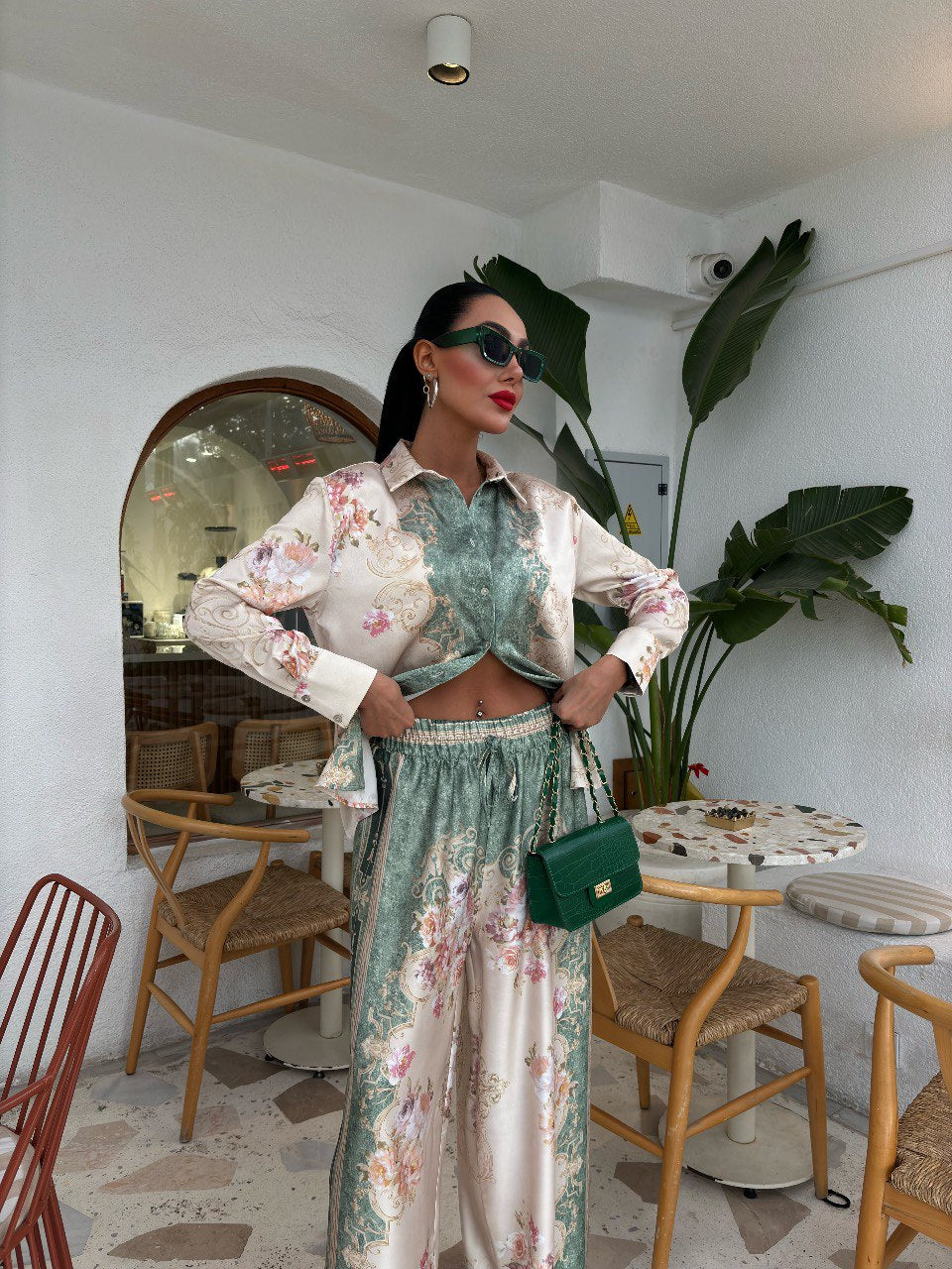 Setcord ZARA è composto da una camicia oversize e un paio di pantaloni larghi con stampa geometrica.