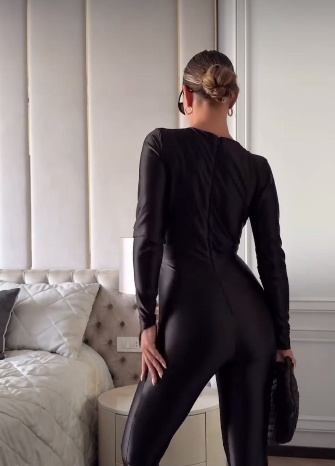 Jumpsuite DONATELLA Una tuta che non lascia la possibilità di passare inosservata.
Lucentezza elegante, vestibilità perfetta, scollatura audace e spacchi, sensualità e stile... già e best seller