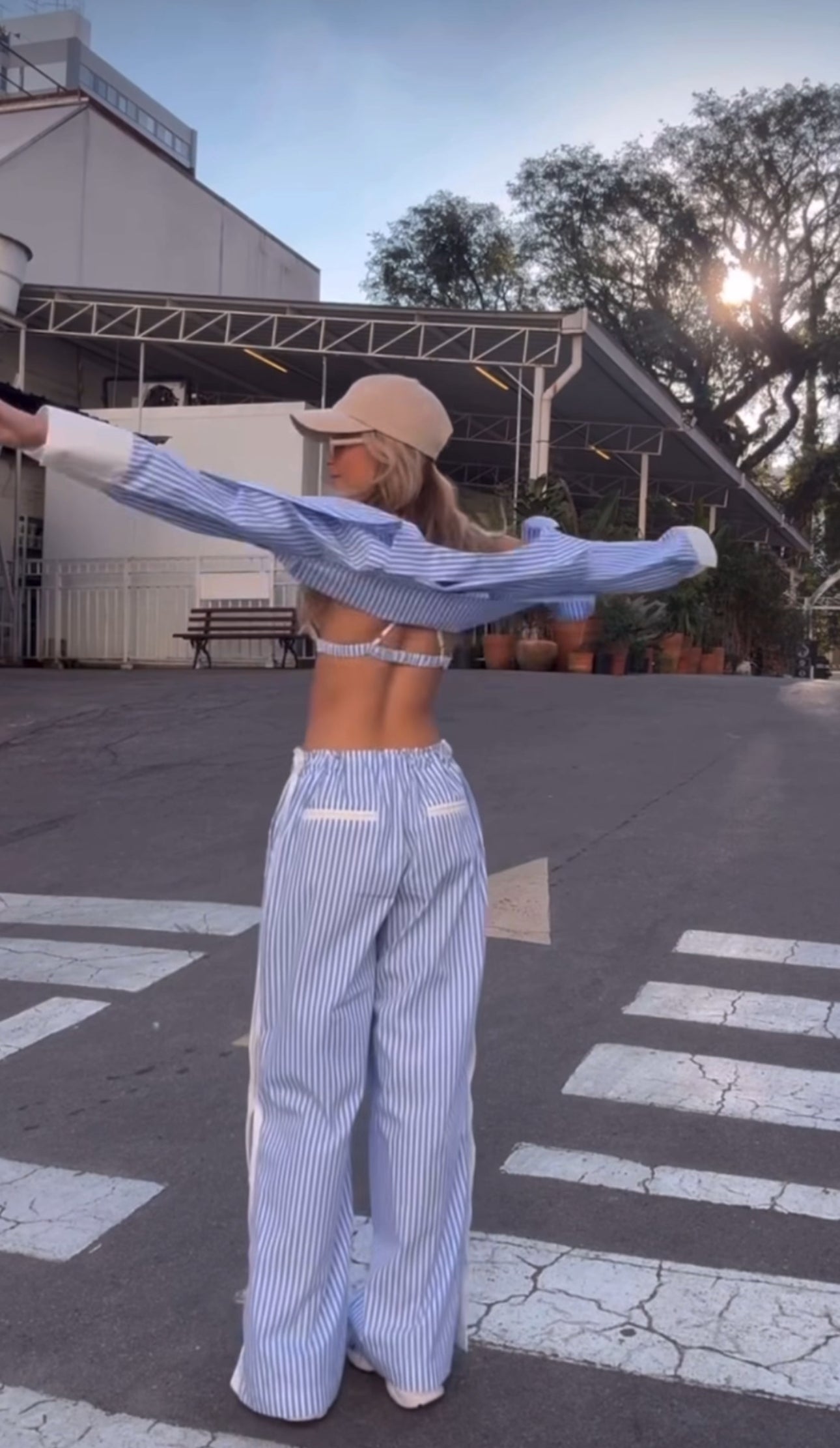 New Drop MARY questo completo in tessuto leggero a righe azzurre e bianche è composto da bralette, camicia oversize e pantaloni ampi con spacchi laterali. Realizzato in cotone misto, offre freschezza e comfort non fartelo scappare