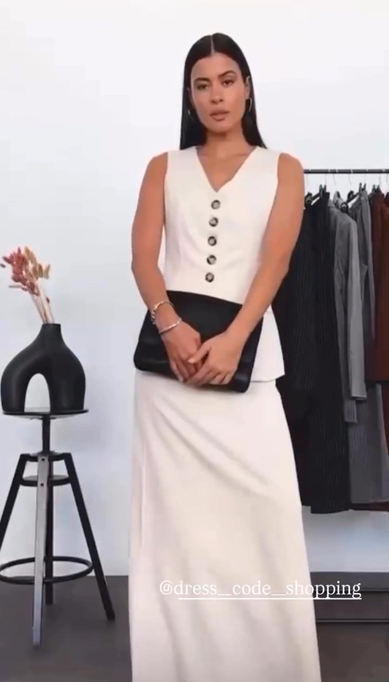 Tailleur ANTONELLA elegante in stile sartoriale è composto da un gilet senza maniche con scollo a V e chiusura a bottoni frontali. La gonna lunga e dritta si abbina perfettamente al gilet, creando un look sofisticato e minimalista