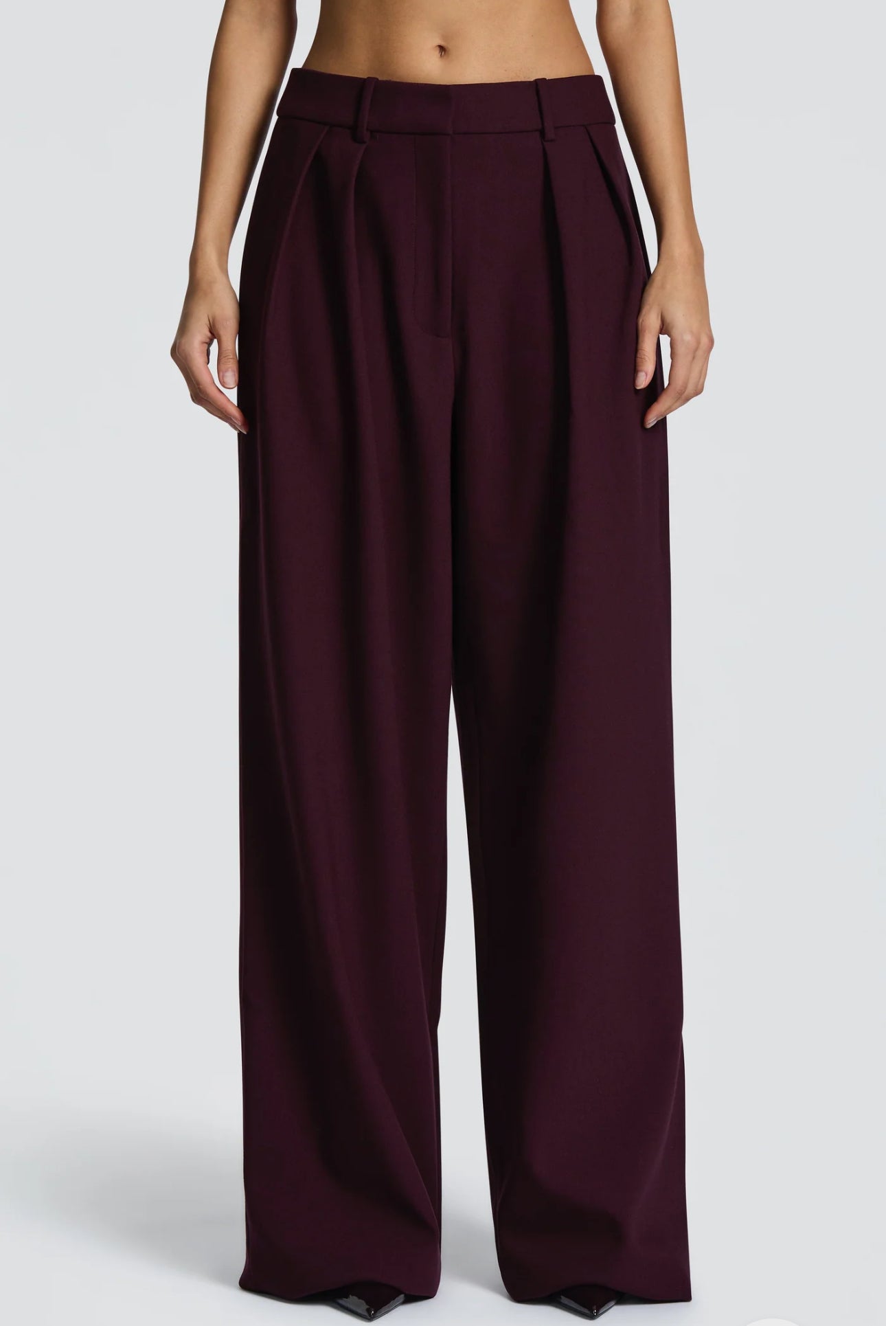Tailleur ELEONORA Completo elegante composto da giacca oversize, pantaloni a palazzo e top coordinato. Un look moderno e sofisticato, perfetto per eventi, serate chic o outfit di tendenza.
