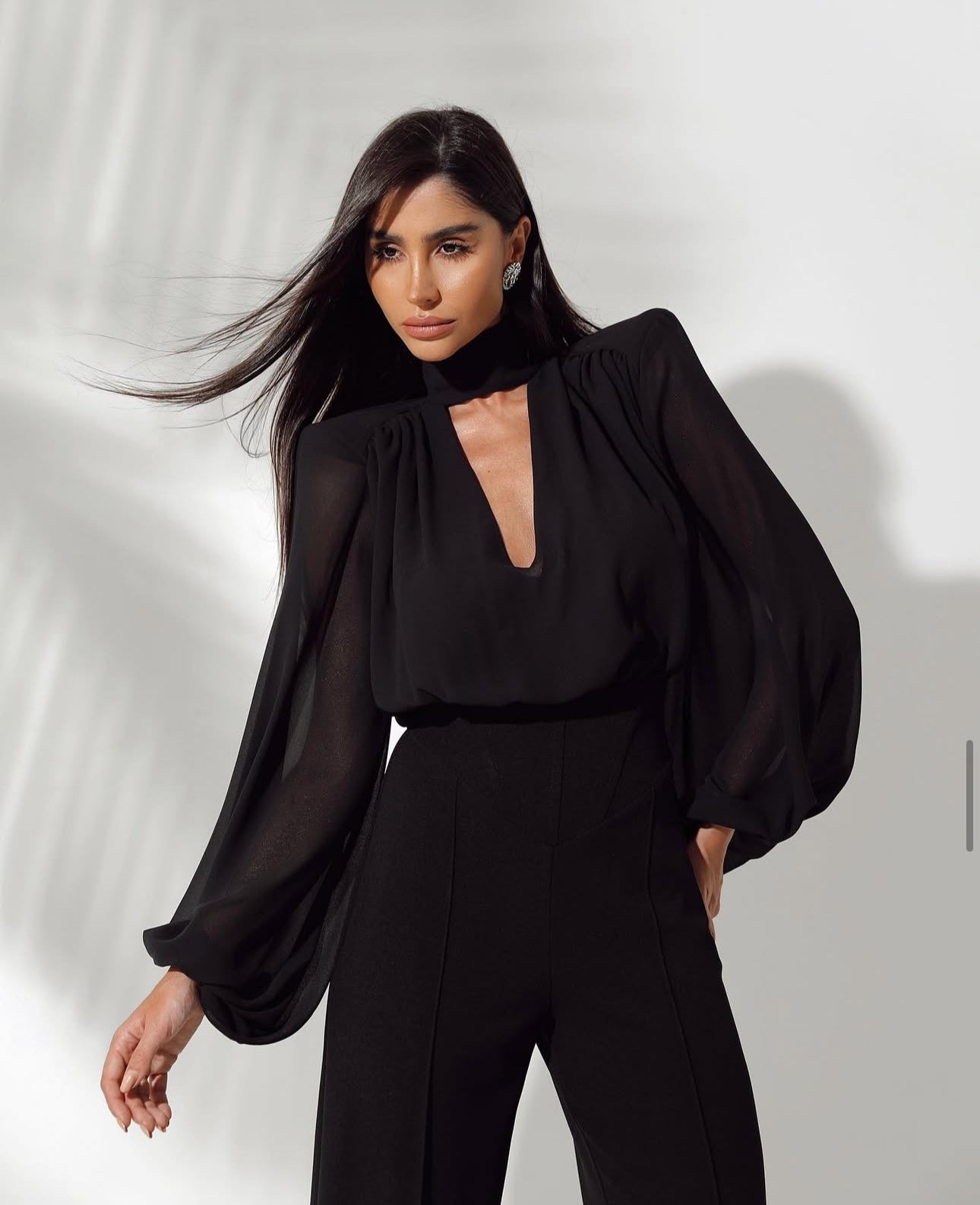 Jumpsuite MILENA Realizzata con materiali di alta qualità, è perfetta per ogni occasione grazie alla sua elegante vestibilità.