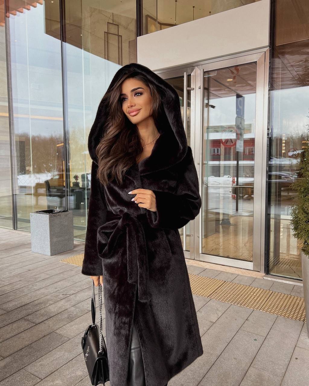 Pelliccia GRETA ecologica lunga con cappuccio ha una texture morbida e avvolgente, perfetto per affrontare il freddo con stile.