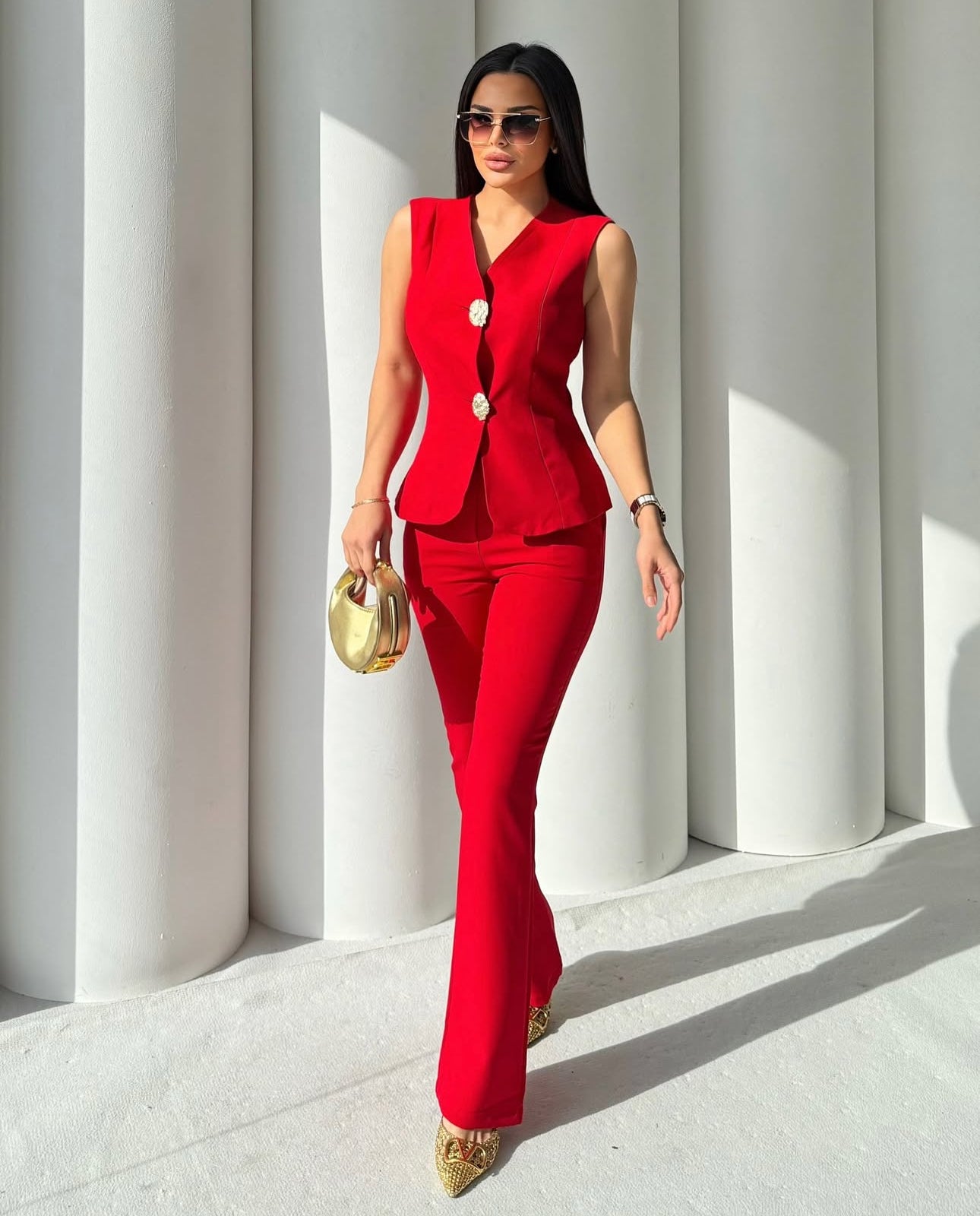 Set cord PERLA elegante composto da un gilet smanicato e un paio di pantaloni a gamba larga Il gilet presenta due bottoni decorativi centrali dal design gioiello. I pantaloni sono a vita alta, con una vestibilità morbida e fluida