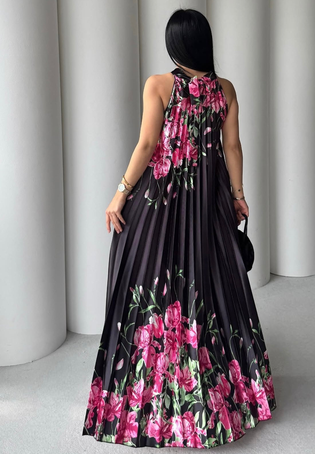 Abito AMANDA lungo plisse con fantasia floreale Taglia unica vestibilità: dalla XS alla XXXL grazie al taglio morbido e ampio.