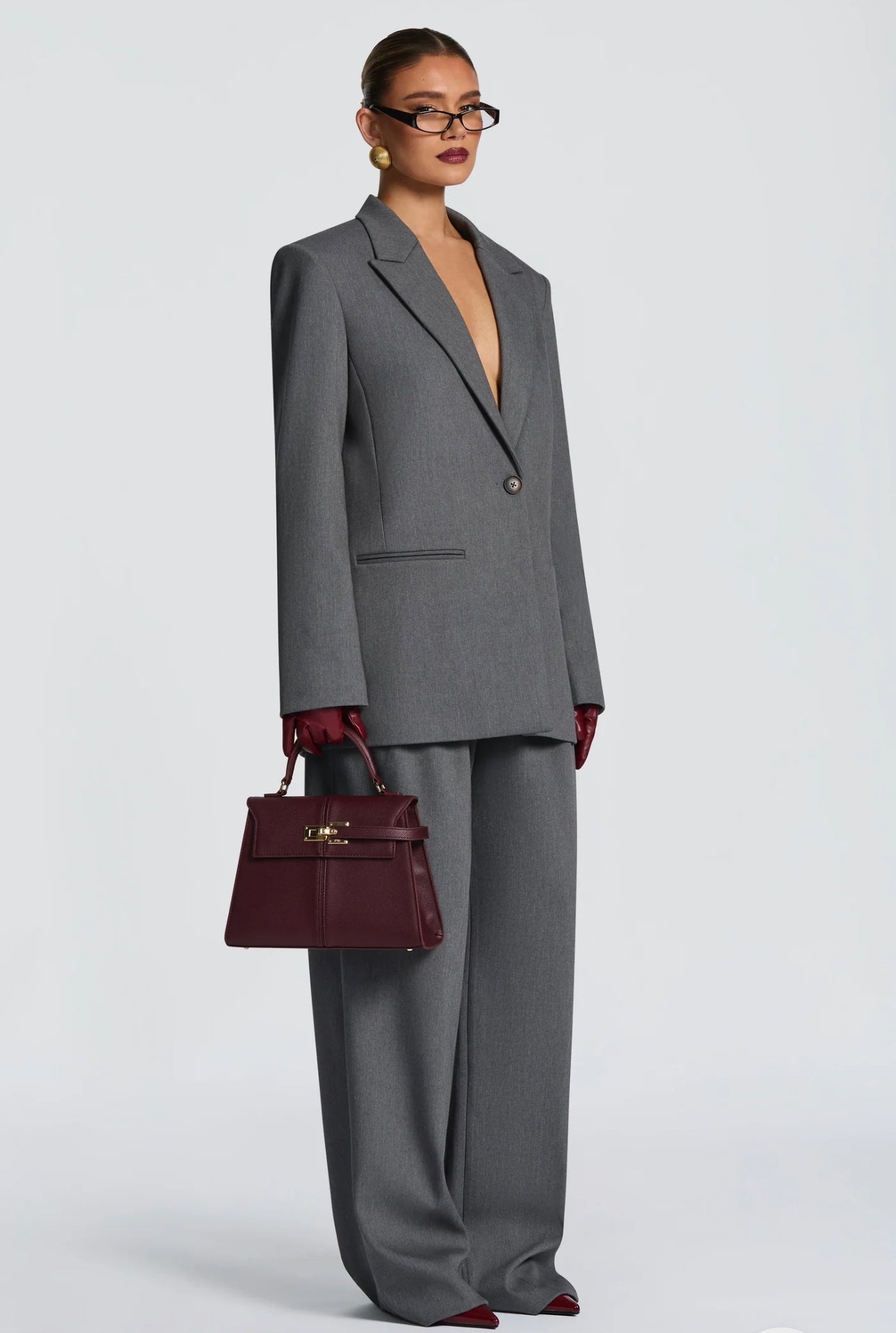 Tailleur ELEONORA Completo elegante composto da giacca oversize, pantaloni a palazzo e top coordinato. Un look moderno e sofisticato, perfetto per eventi, serate chic o outfit di tendenza.