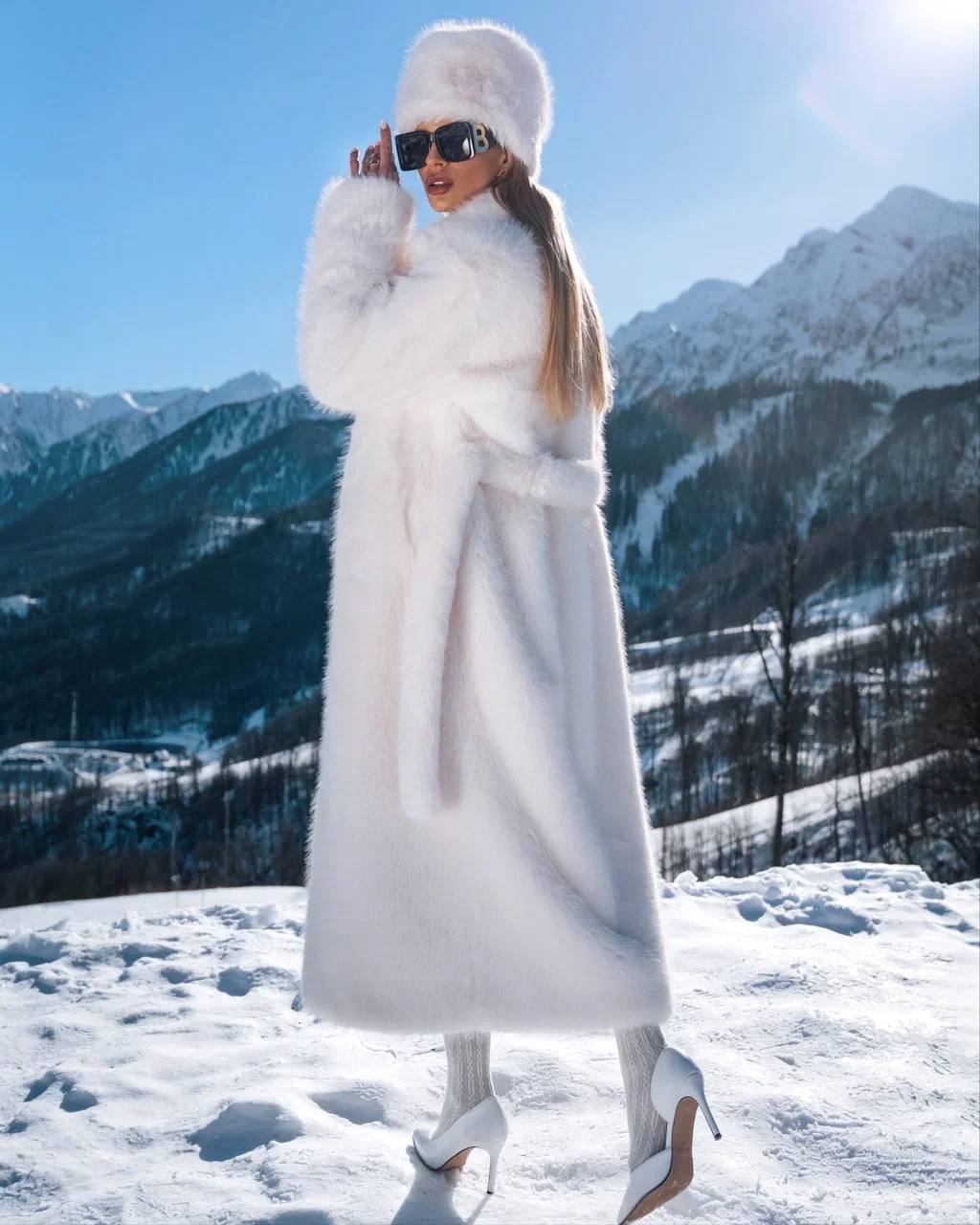 La pelliccia NEVE è un cappotto lungo in eco-pelliccia completamente bianca, che emana un senso di lusso e raffinatezza
