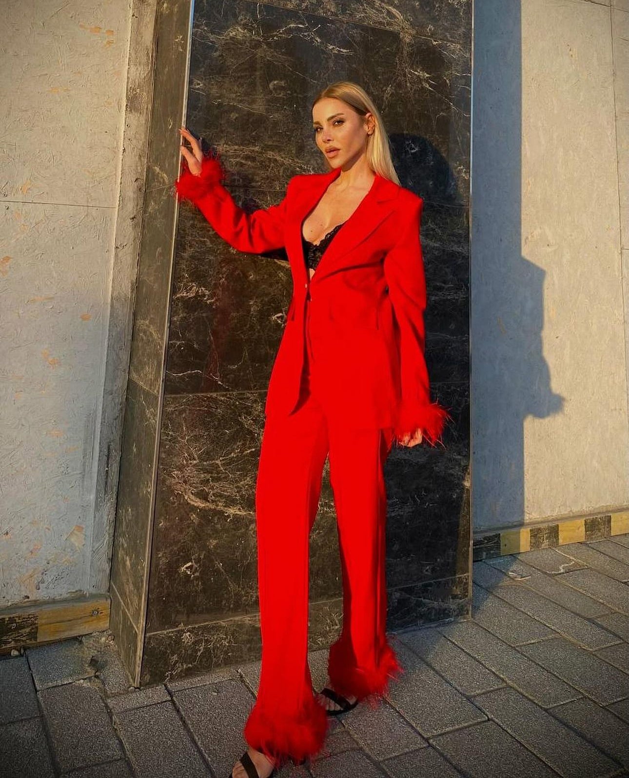 Tailleur Fulvia giacca pantaloni con dettagli in piume tessuto leggermente elasticizzato ottima vestibilita Made in Italy 🇮🇹