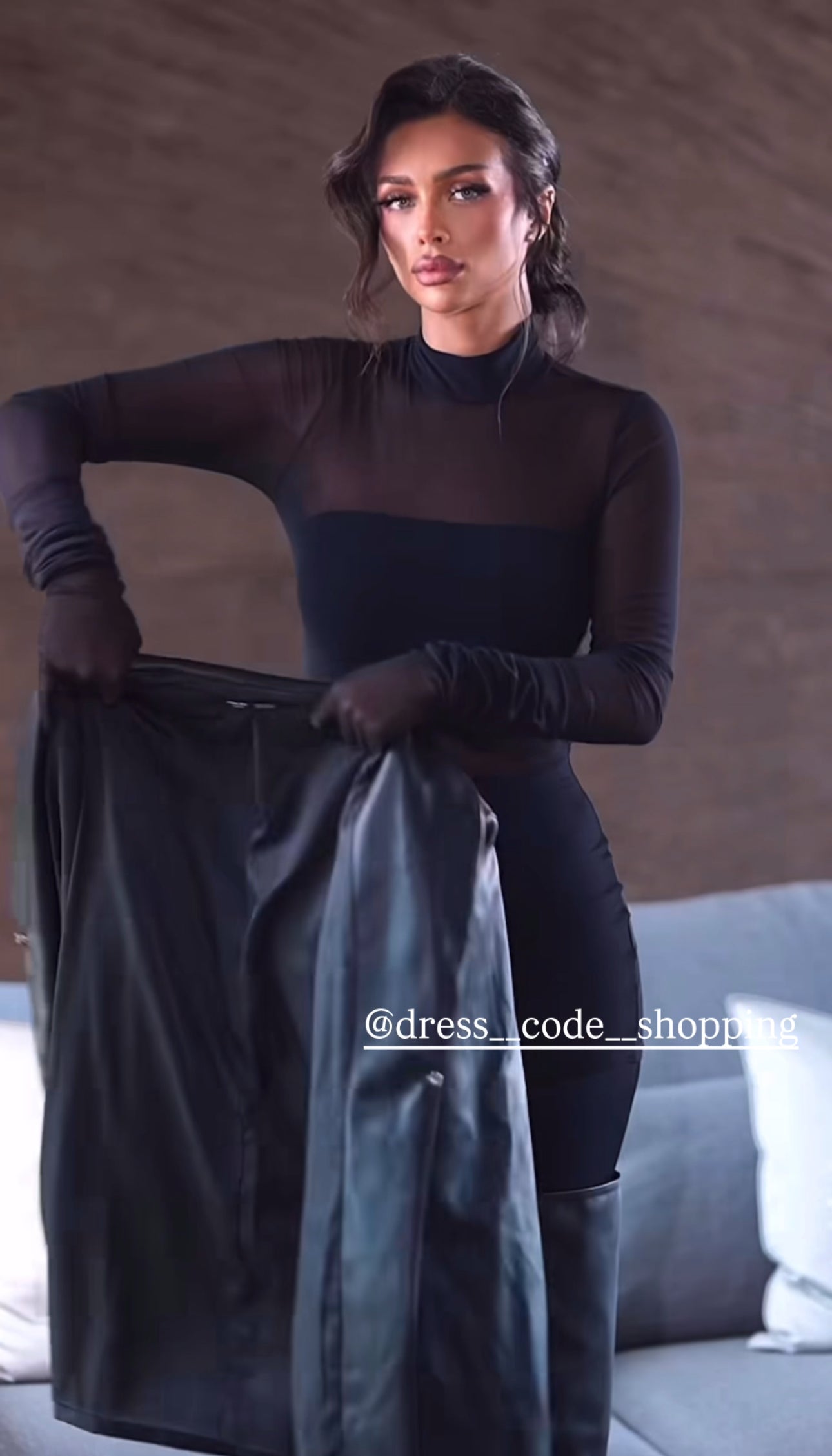 Blazer SONIA in ecopelle Imponente e raffinato, il blazer in ecopelle nera dona carattere e femminilità a ogni look. Taglio strutturato con spalle ampie, cintura in vita per valorizzare la silhouette e dettagli eleganti per un tocco di potenza e stile