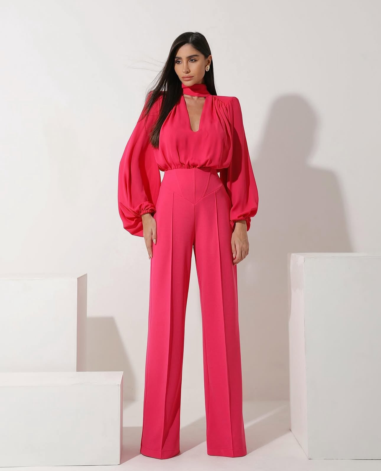 Jumpsuite MILENA Realizzata con materiali di alta qualità, è perfetta per ogni occasione grazie alla sua elegante vestibilità.