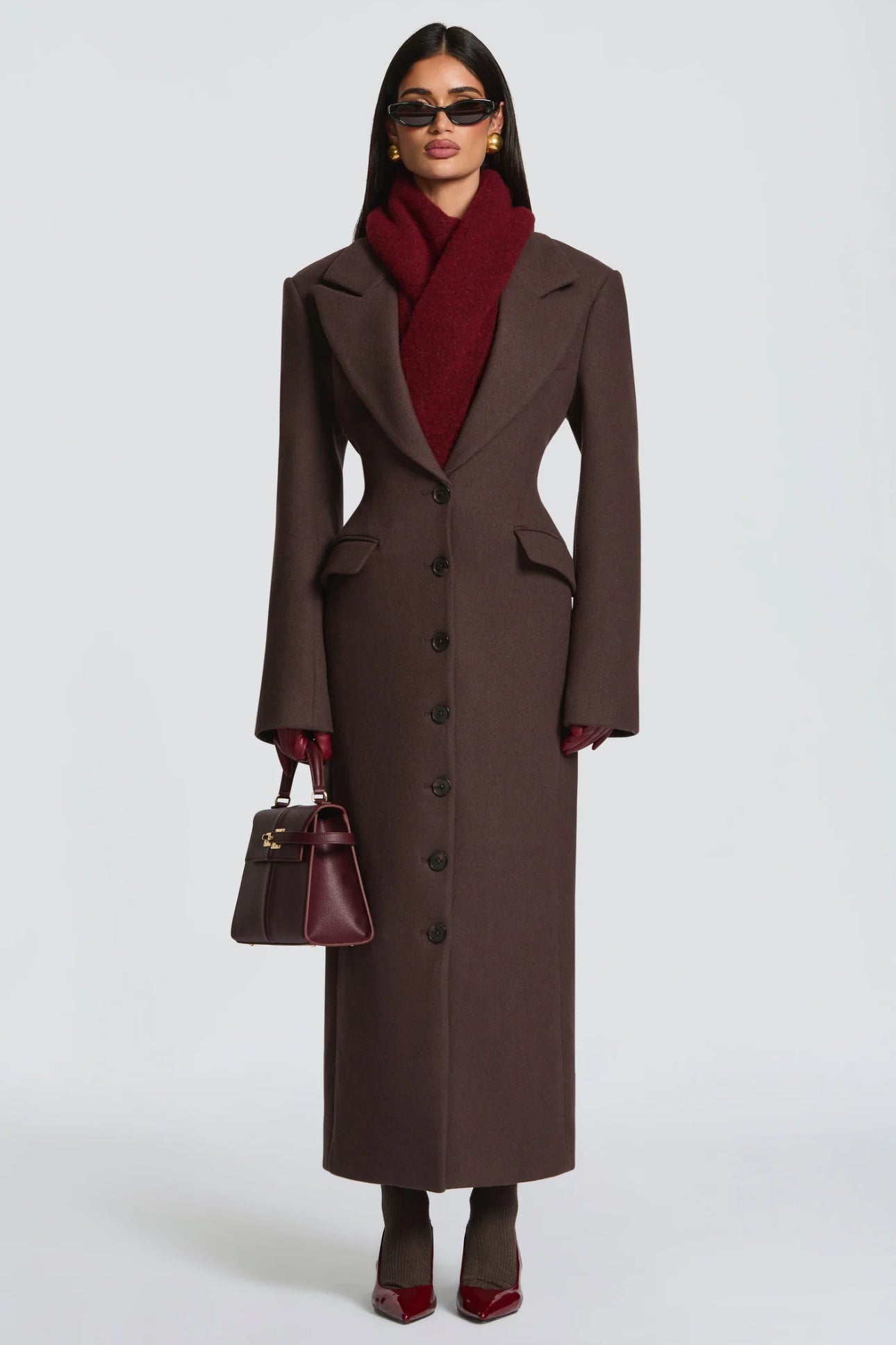 Cappotto ANGELICA lungo grigio in lana, con bottoni frontali e maxi revers a scialle. La linea dritta e sartoriale slancia la figura, mentre il colletto ampio aggiunge un tocco sofisticato. Perfetto per look invernali raffinati, dal giorno alla sera.