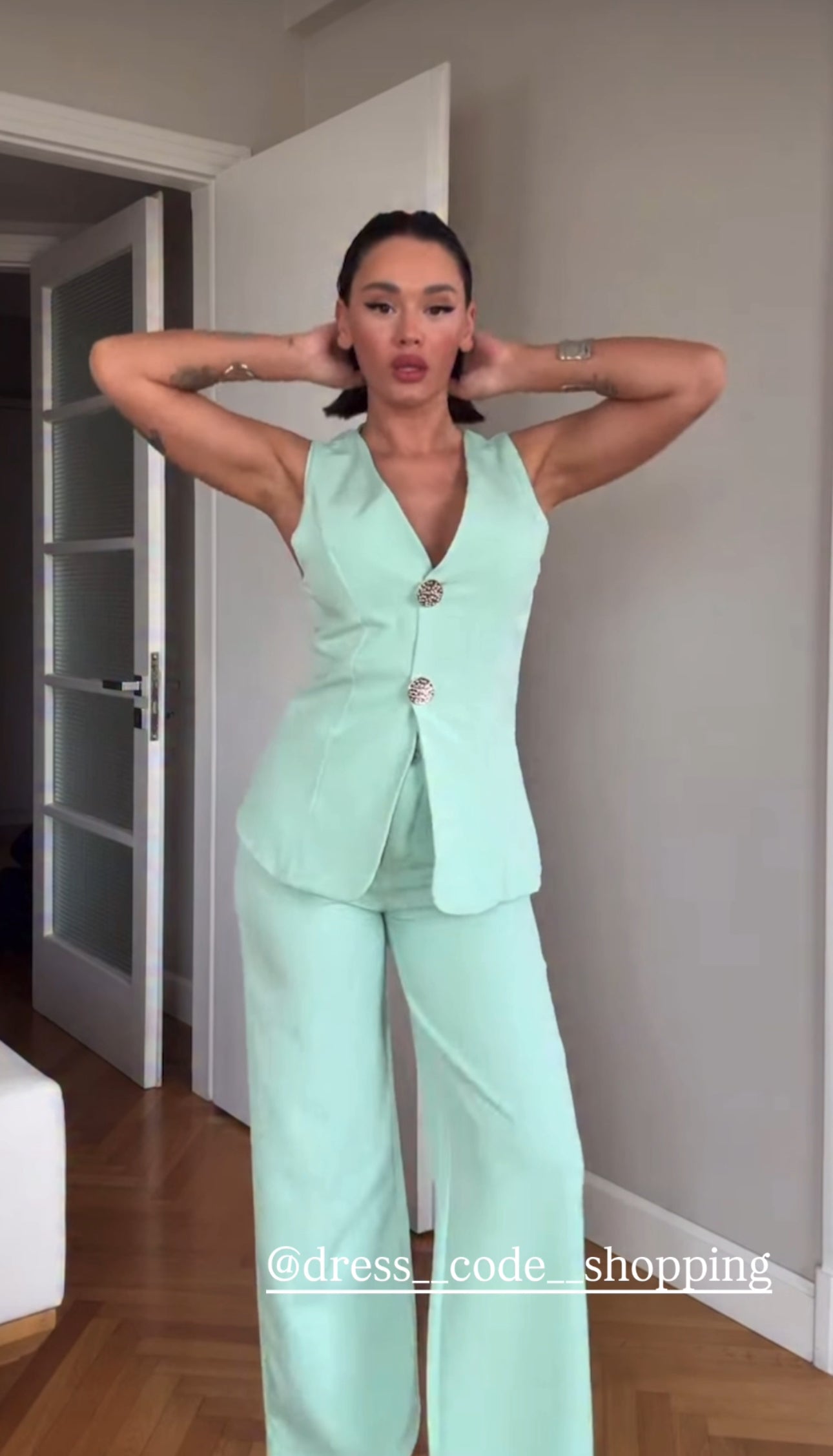 Tailleur ESTER elegante composto da un gilet smanicato e un paio di pantaloni a gamba larga Il gilet presenta due bottoni decorativi centrali dal design gioiello. I pantaloni sono a vita alta, con una vestibilità morbida e fluida