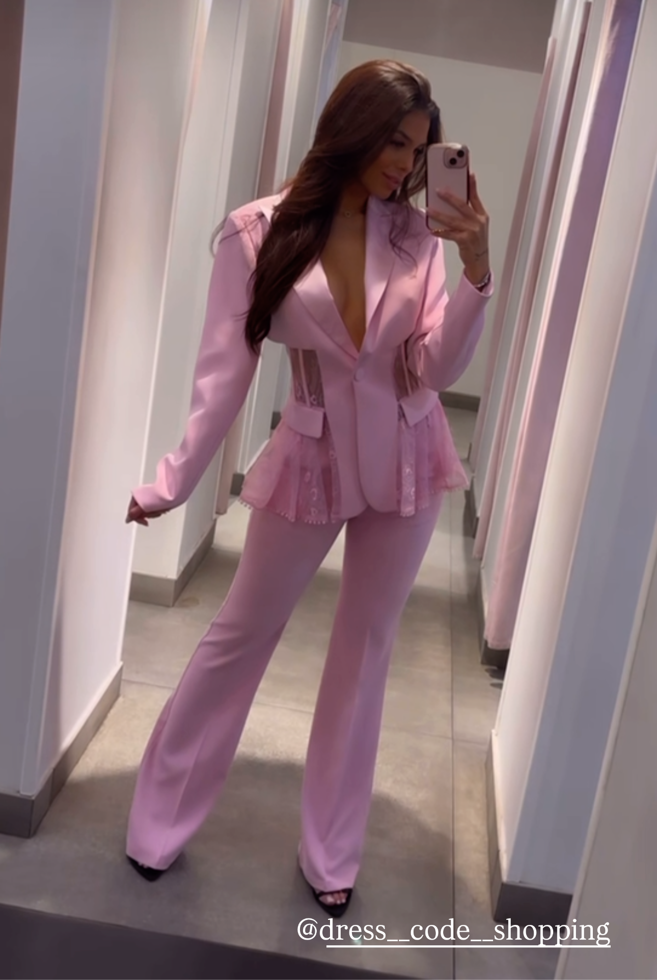 Tailleur MIA elegante composto da blazer e pantaloni coordinati, disponibile in quattro colori raffinati: nero, beige, rosa e azzurro. Il blazer presenta un elegante rever in raso e dettagli in pizzo trasparente sui lati pantalone classico