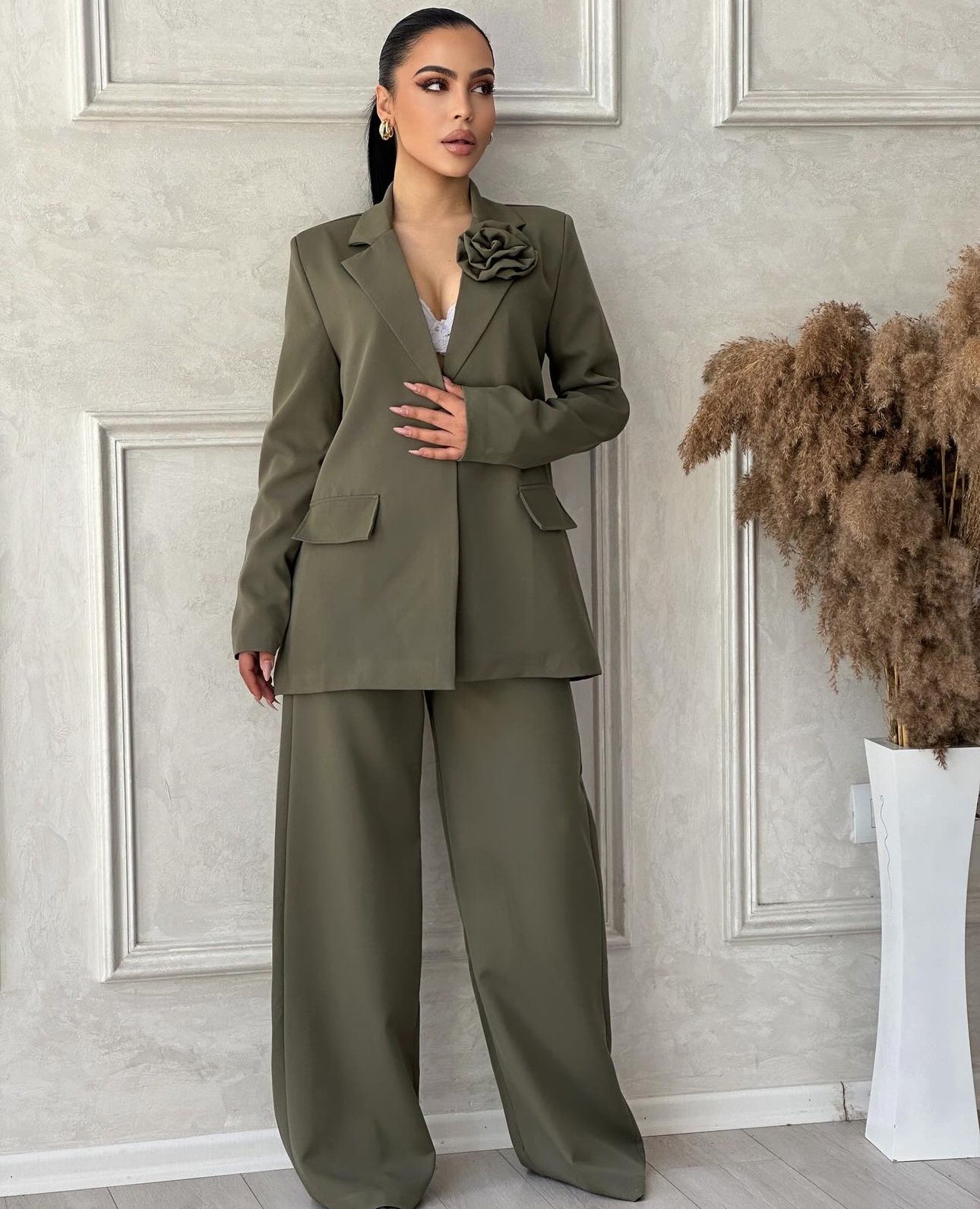 Tailleur Debora giacca foderata con spilla fiore ๐บ pantalone largo vestibilita morbida comoda Made in Italy ๐ฎ๐น