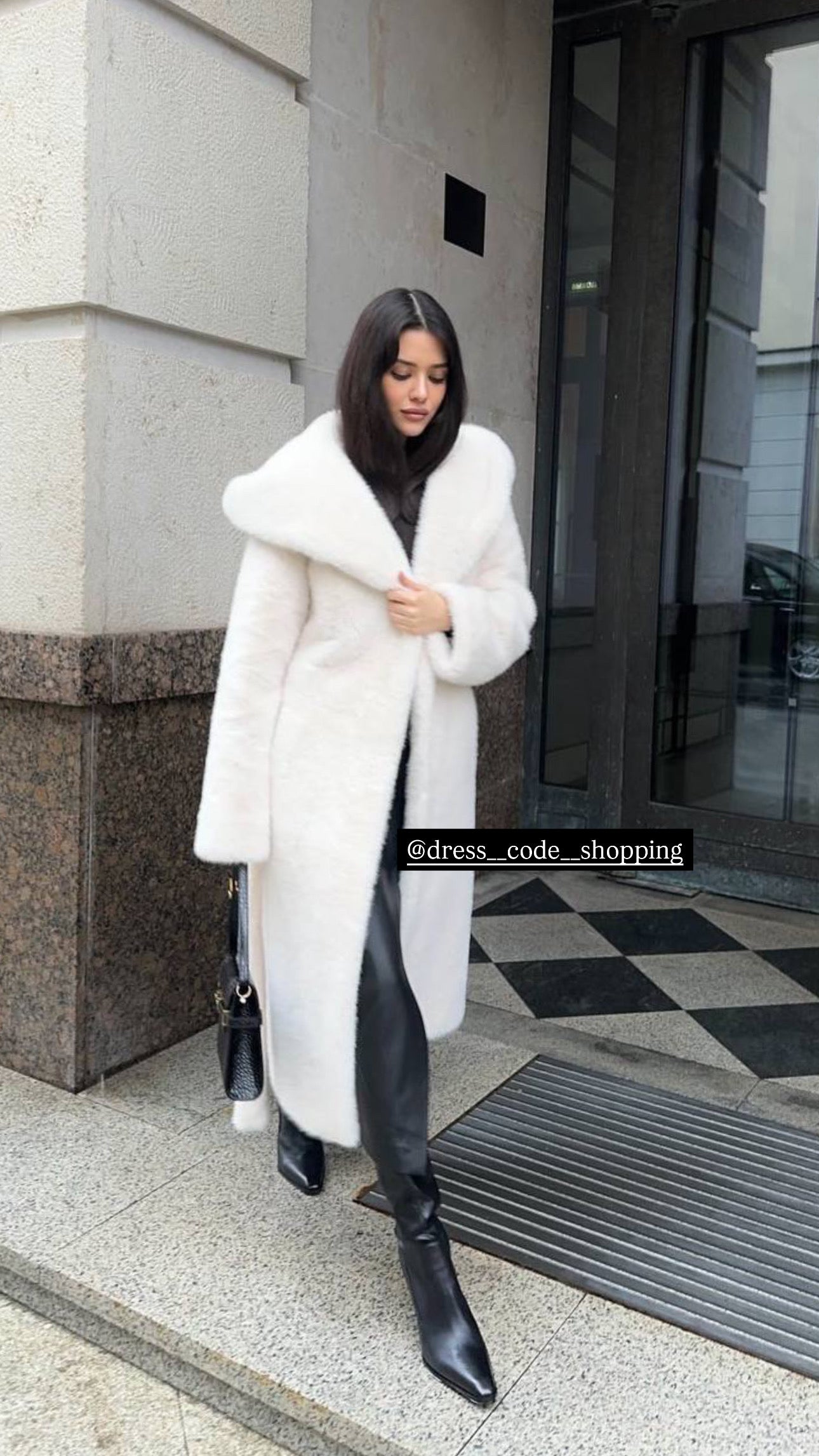 Pelliccia GRETA ecologica lunga con cappuccio ha una texture morbida e avvolgente, perfetto per affrontare il freddo con stile.