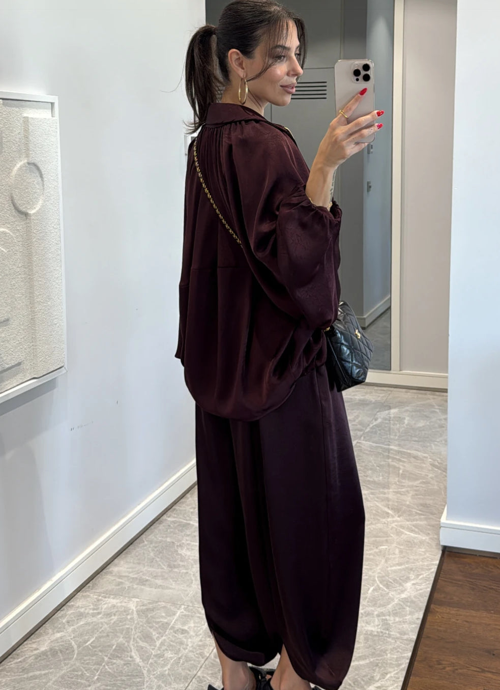 Coordinato PRISCILLA Completo elegante e versatile in tessuto satinato composto da giacca leggera oversize con zip e pantaloni ampi a vita alta con coulisse. Perfetto per look chic e confortevoli, dal giorno alla sera.