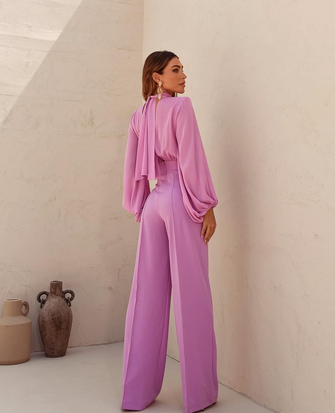 Jumpsuite MILENA Realizzata con materiali di alta qualità, è perfetta per ogni occasione grazie alla sua elegante vestibilità.