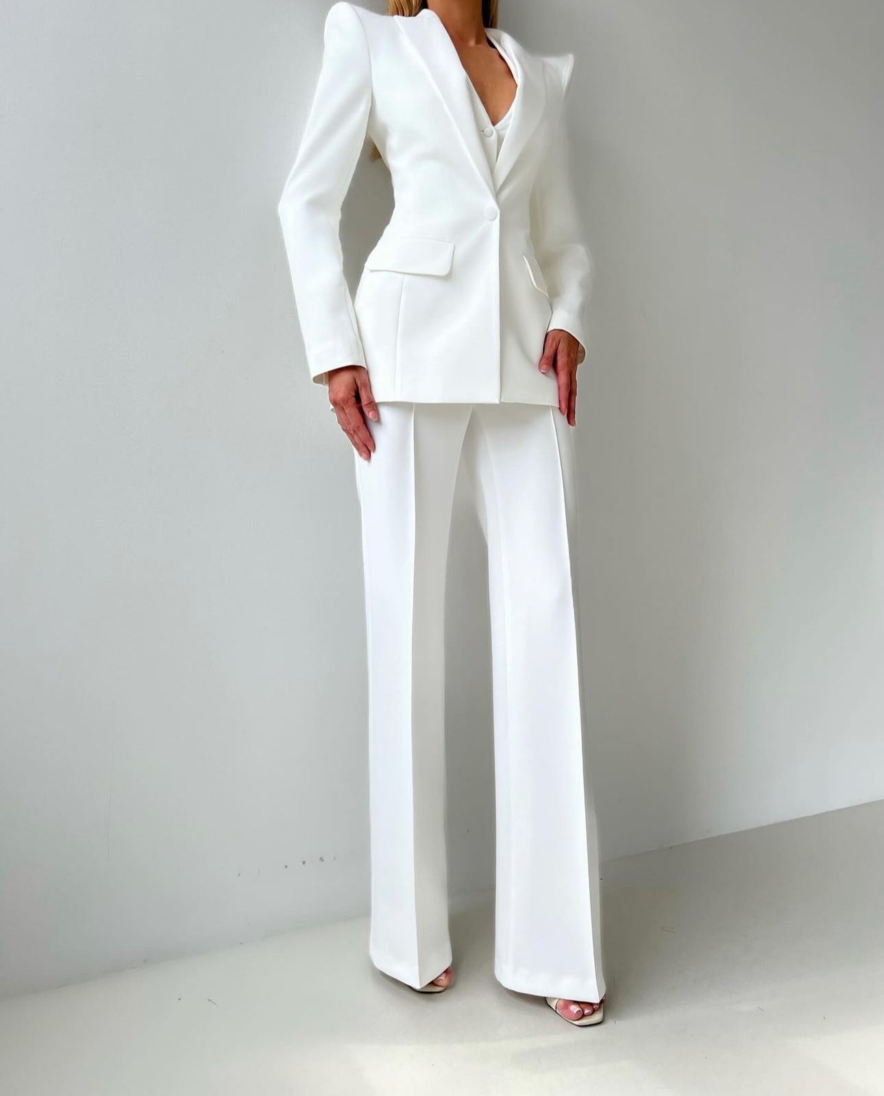 Tailleur Naomi blazer più gilet schiena scoperta pantaloni palazzo in coordinato