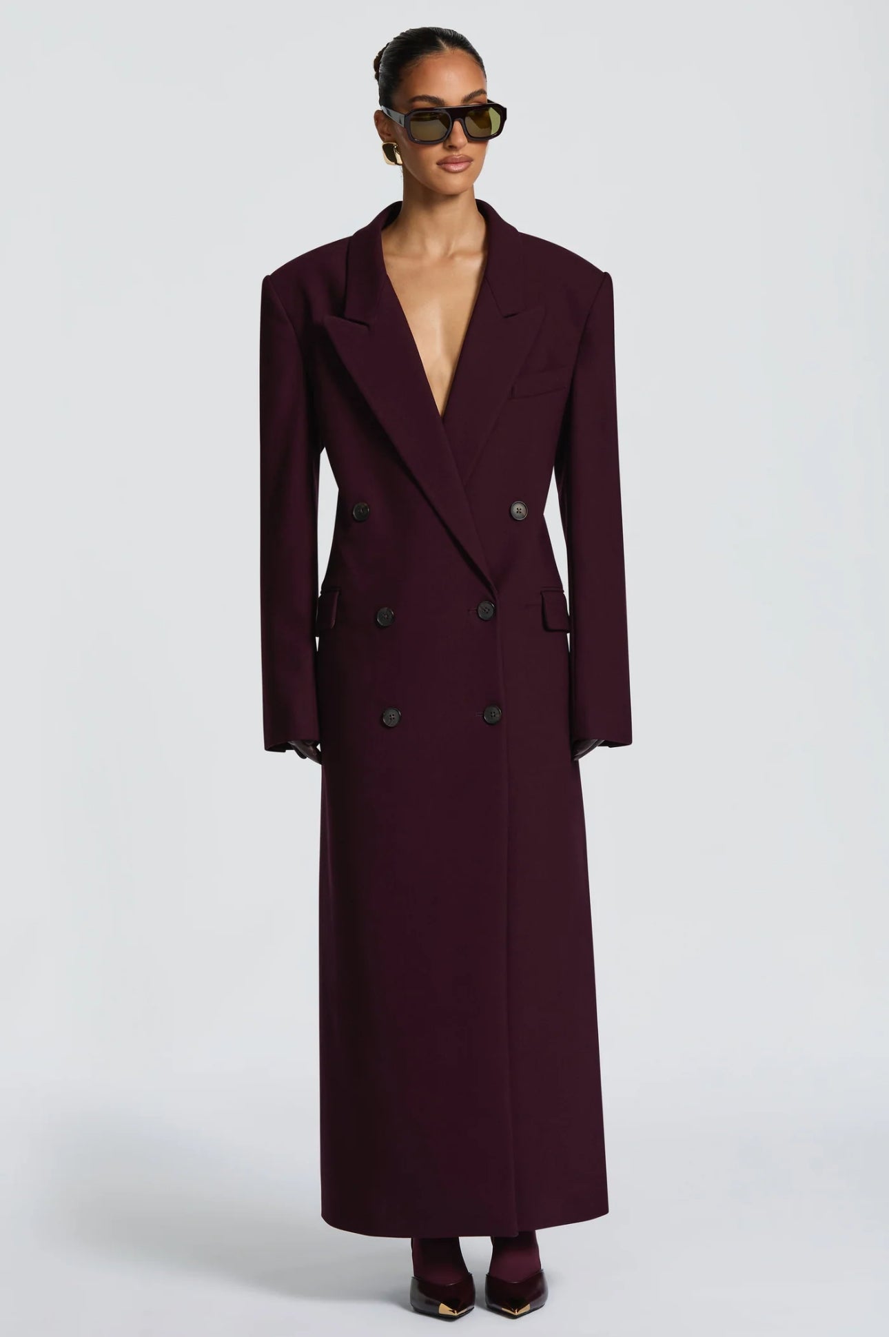 Cappotto ISABELLA lungo dal taglio sartoriale con design doppiopetto e spalle strutturate. Elegante e versatile, perfetto per completare look sofisticati nelle giornate più fredde.