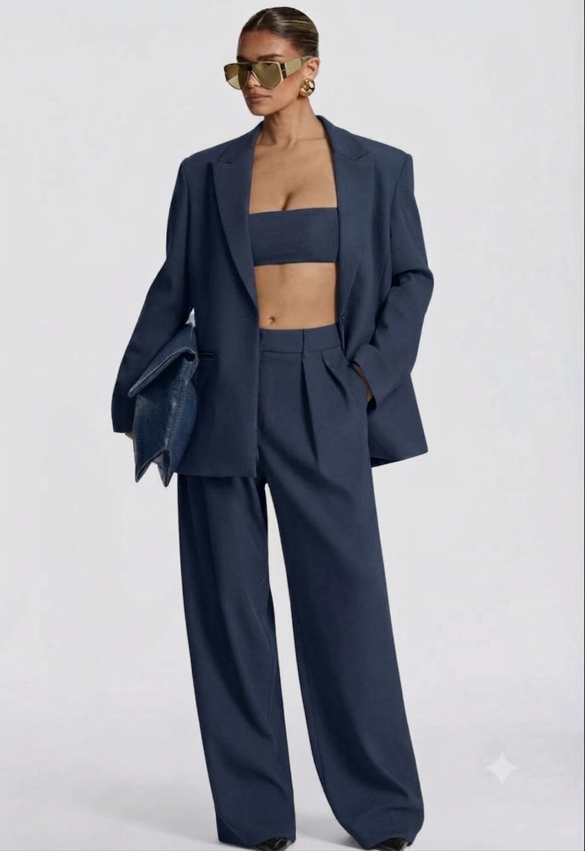 Tailleur ELEONORA in promo Completo elegante composto da giacca oversize, pantaloni a palazzo e top coordinato. Un look moderno e sofisticato, perfetto per eventi, serate chic o outfit di tendenza.