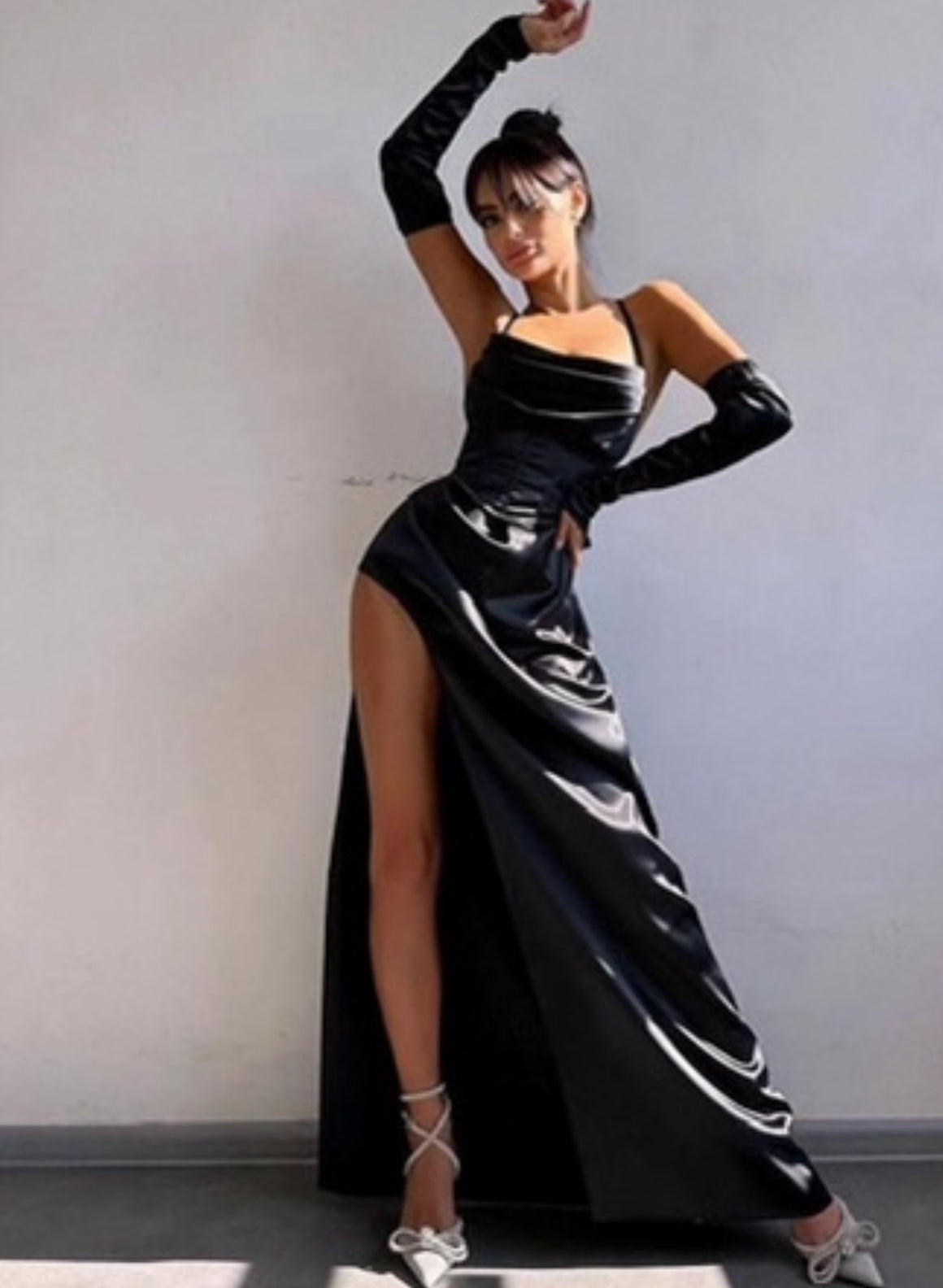 Vestito GINA con corpetto in raso spacco laterale e guanti