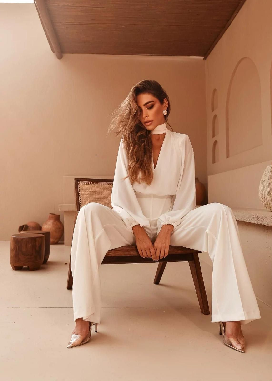 Jumpsuite MILENA Realizzata con materiali di alta qualità, è perfetta per ogni occasione grazie alla sua elegante vestibilità.