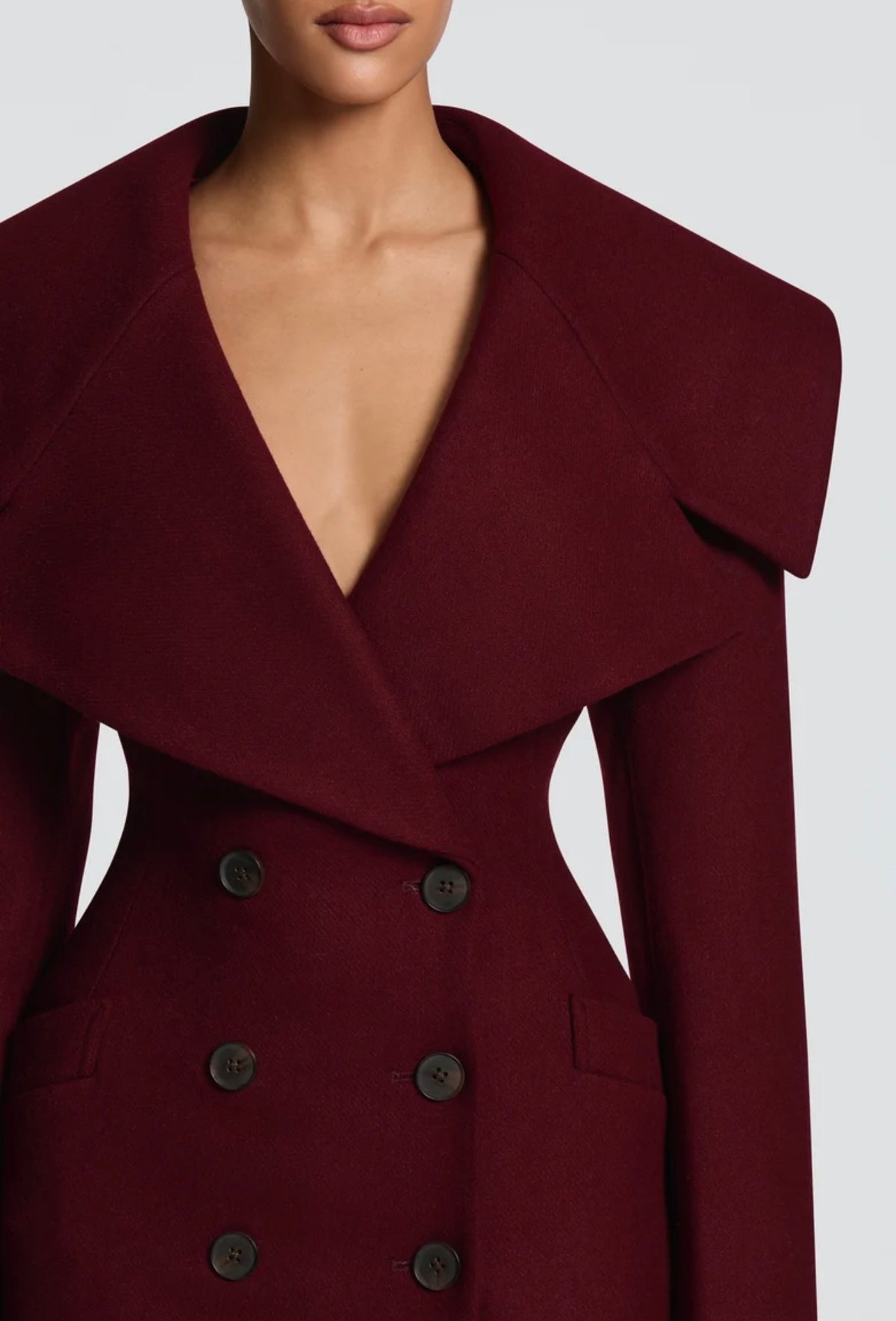 Cappotto Lungo Sartoriale con Maximantellina Un capospalla scenografico e di classe che ridefinisce l'eleganza invernale. Caratterizzato da un'ampia mantellina sulle spalle e una silhouette clessidra accentuata dal punto vita segnato.