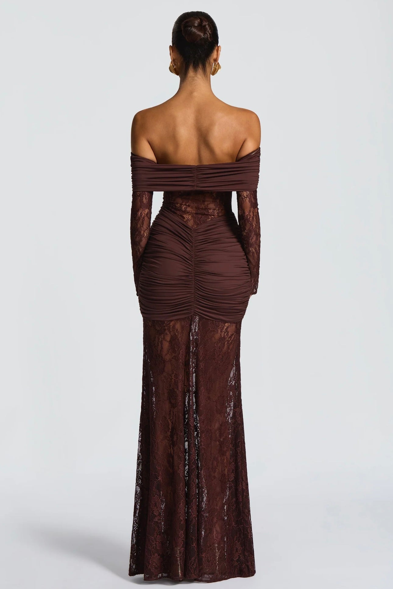 Abito AMIRA Elegante e sensuale, questo abito lungo off-shoulder in pizzo valorizza la silhouette con dettagli arricciati e trasparenze raffinate. Perfetto per cerimonie, eventi e serate glamour. Un look da vera protagonista.