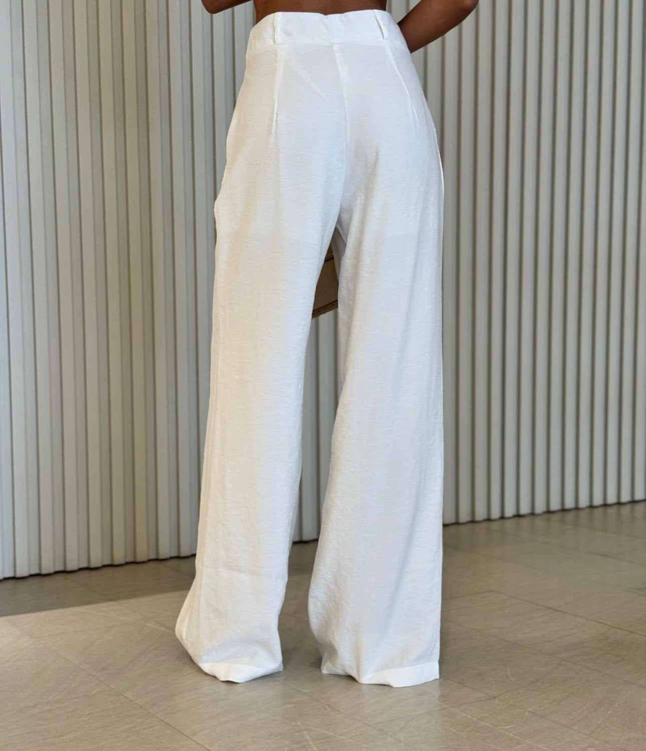 Coordinato Federica completo due pezzi + cinta tessuto misto lino e viscosa" è l'alleato perfetto per chi cerca un look sofisticato senza rinunciare alla freschezza.