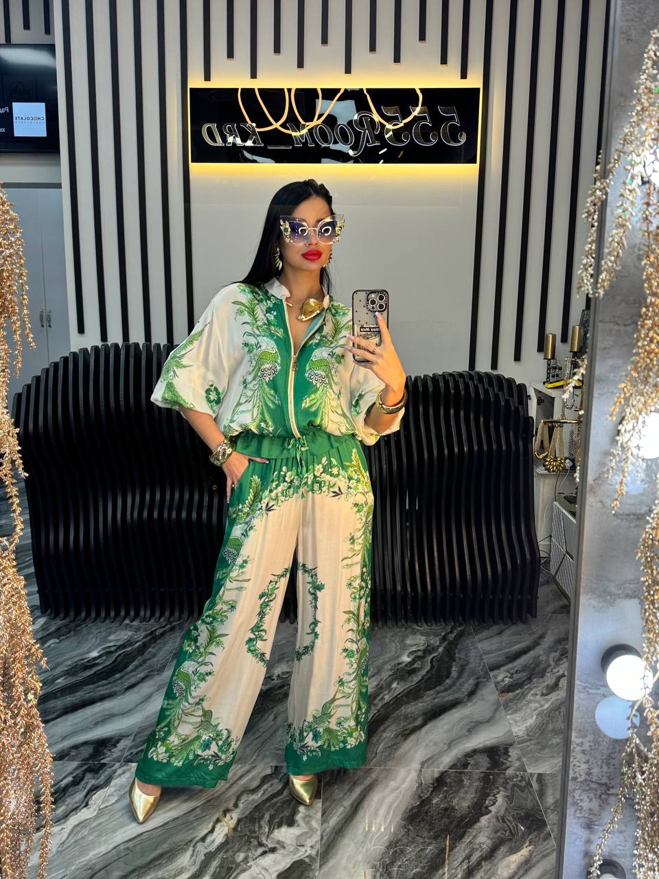 Setcord VANESSA è un elegante completo coordinato in seta satinato con un vivace design barocco