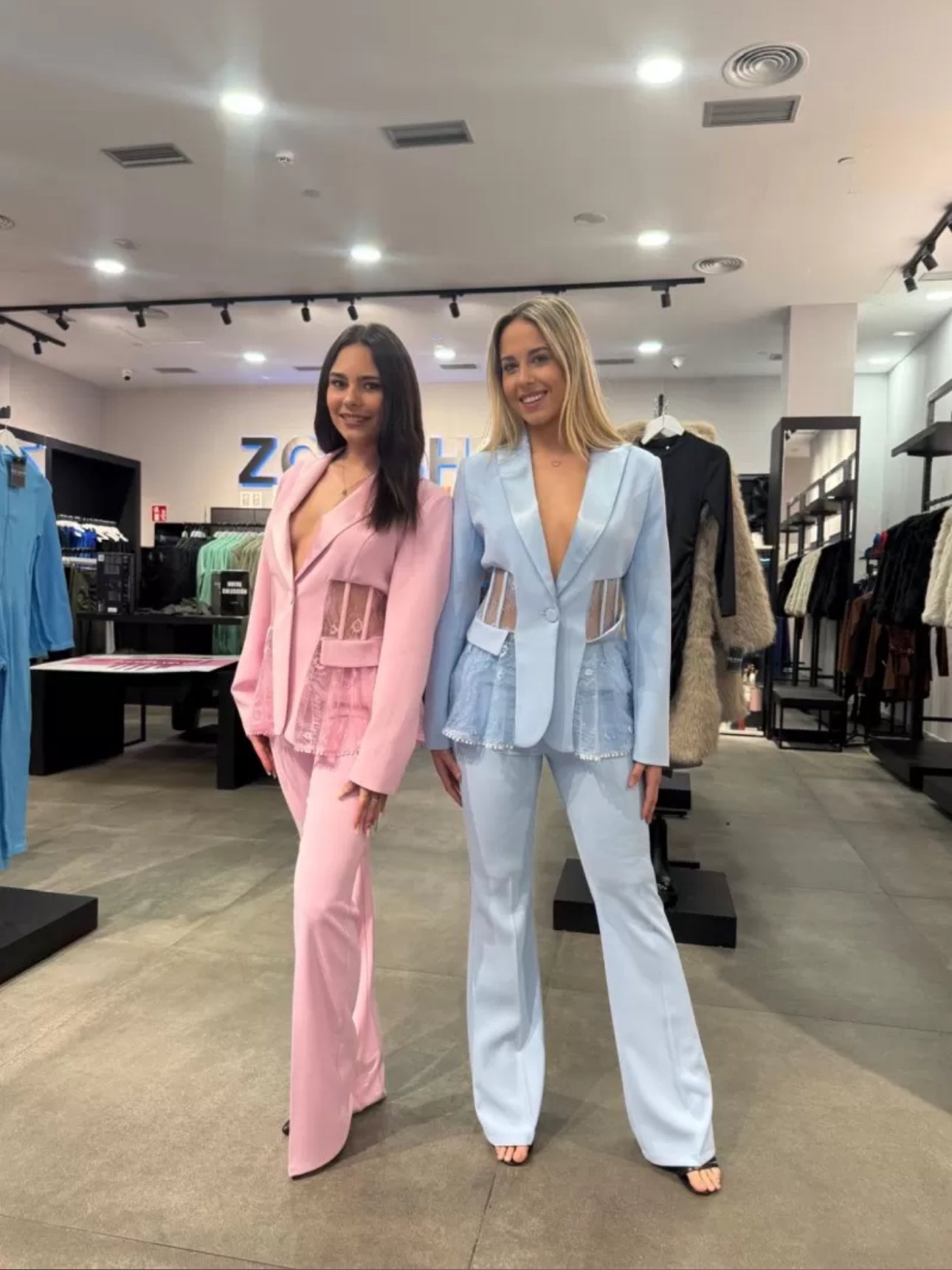 Tailleur MIA elegante composto da blazer e pantaloni coordinati, disponibile in quattro colori raffinati: nero, beige, rosa e azzurro. Il blazer presenta un elegante rever in raso e dettagli in pizzo trasparente sui lati pantalone classico