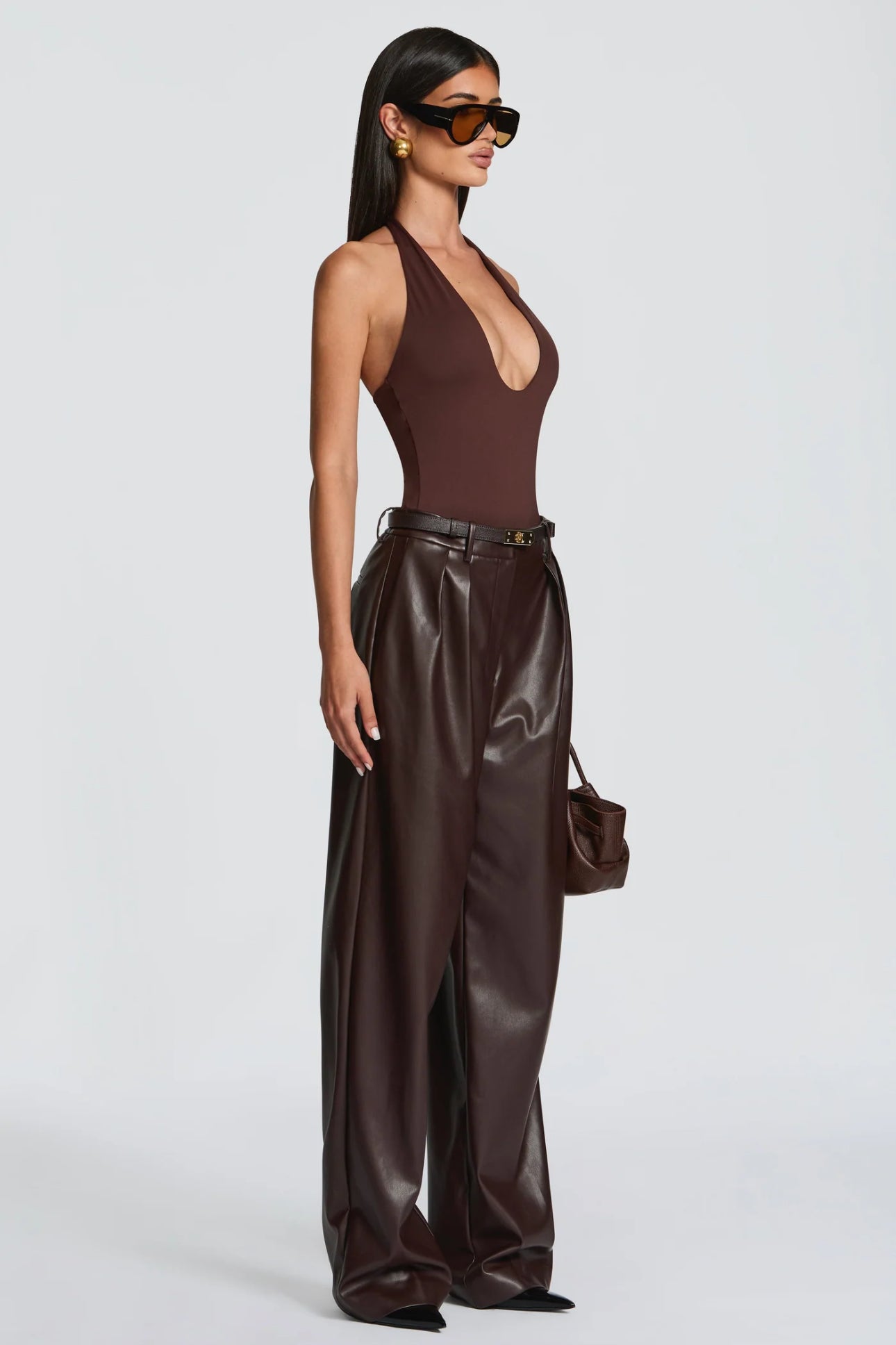 Pantaloni ANITA in eco-pelle a vita alta dal taglio ampio.Un look deciso e sofisticato, perfetto per chi ama uno stile contemporaneo e audace.